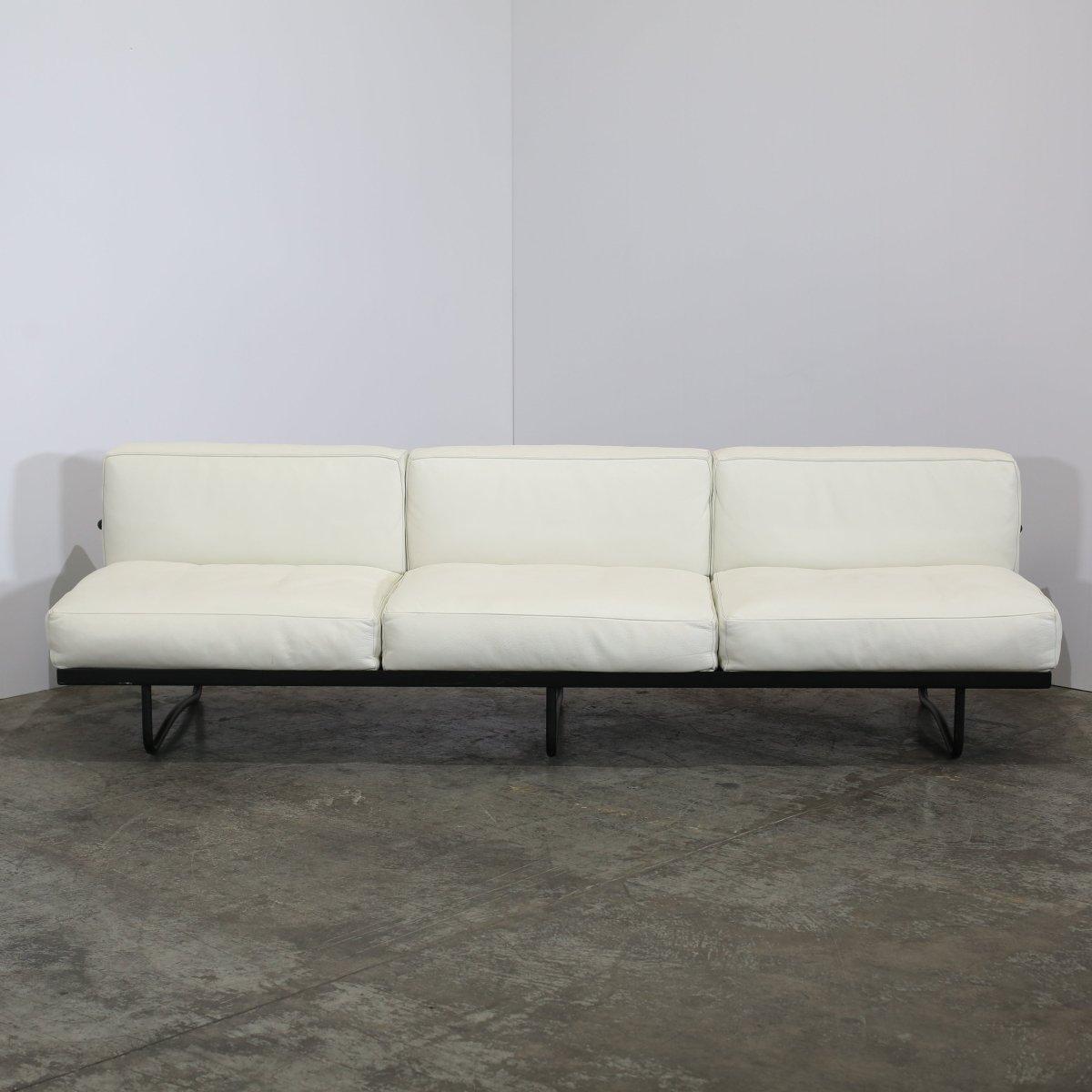 5 Canapé, Appartement Le Corbusier Three Seater in White Leather with Black Fram For Sale 1