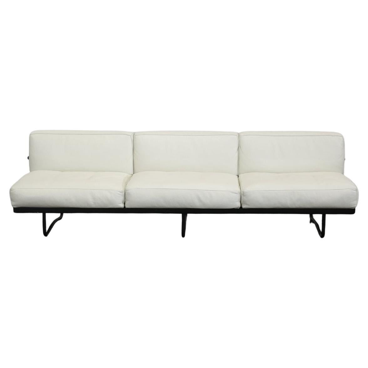 5 Canapé, Appartement Le Corbusier Three Seater in White Leather with Black Fram For Sale