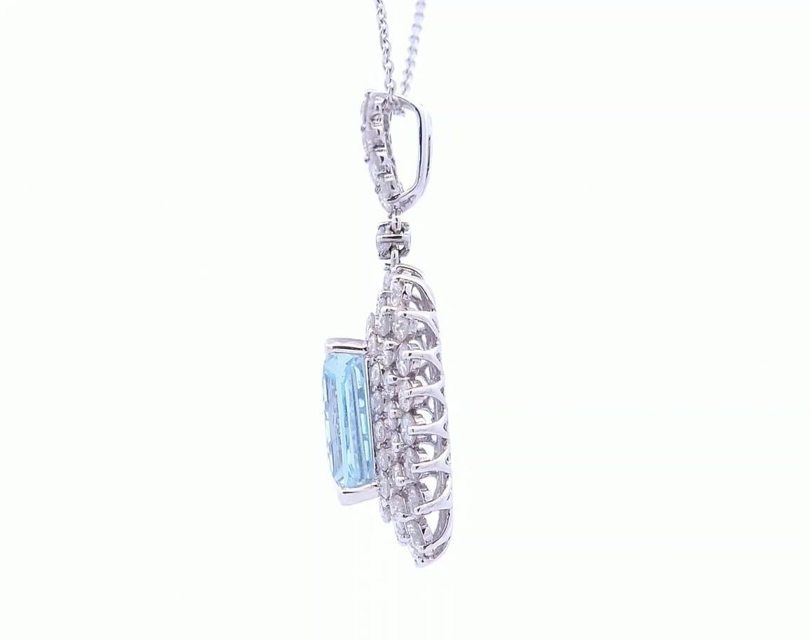 Qualità, al giusto prezzo.

Questo ciondolo di design ha come pietra centrale un'acquamarina a forma di smeraldo da 5,11 carati. Whiting l'acquamarina è circondata da diamanti rotondi con un peso totale di 3,30 carati incastonati in oro bianco 18