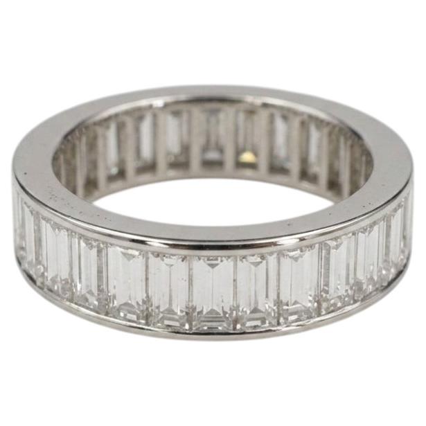 Alliance « éternité » en platine sertie de diamants taille baguette de 5 carats