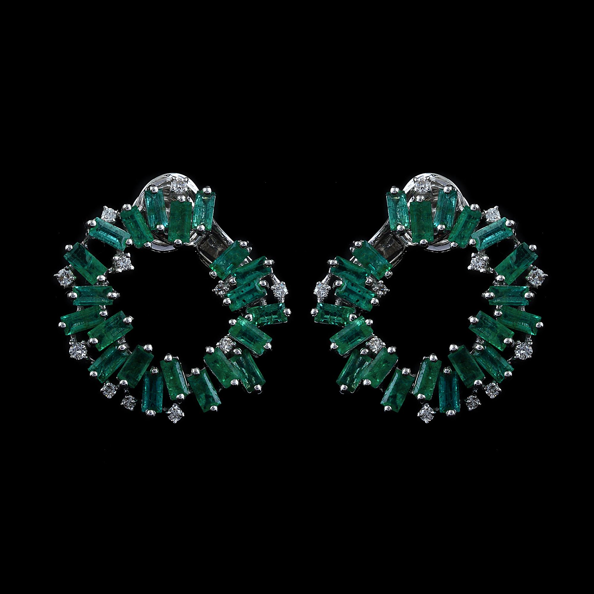 5 Carat Baguette Emerald Hoop Earrings 0.30 Carat Diamond 18 Karat White Gold im Zustand „Neu“ im Angebot in Diera, Dubai