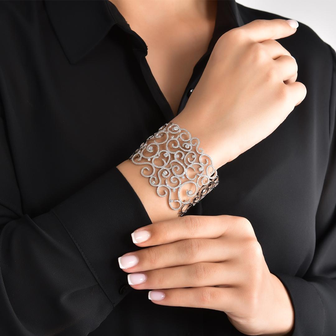 A Fabulous piece of a bangle bracelet, 5 carats of white round brilliant cut diamonds. A very wearable and fashionable design, finely crafted in polished 18K white gold.

Diamond: Round Cut
Carats: 5
Color: G
Clarity: VS

Metal: 18K Solid White Gold