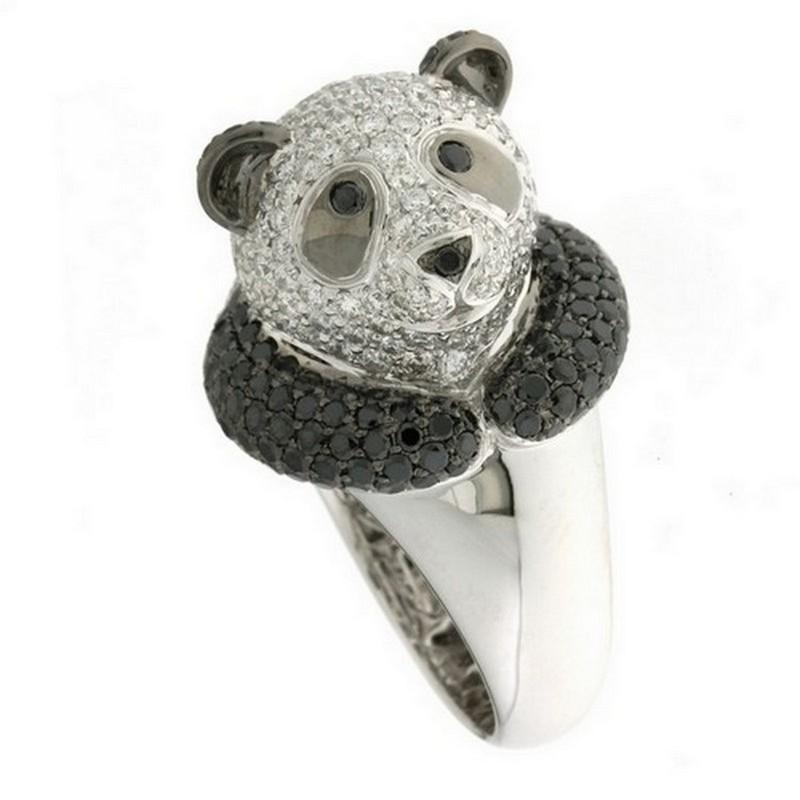 Karatgewicht der Diamanten: Dieser exquisite Pandaring hat 5 Karat runde Brillanten, die sich durch ihre außergewöhnliche Qualität und Brillanz auszeichnen. Zusätzlich zu den runden Brillanten ist der Ring mit 132 schwarzen runden Diamanten