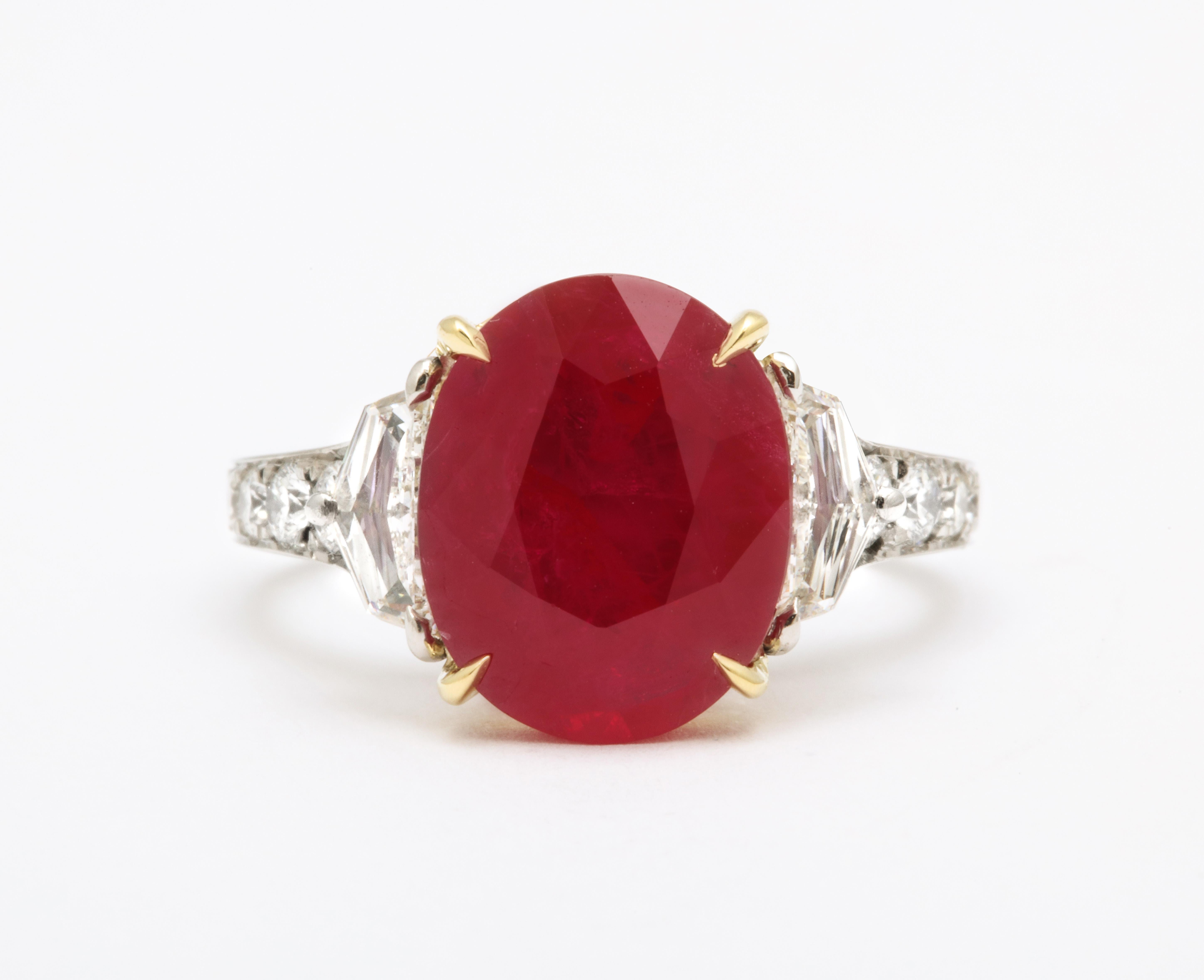 Ring mit 5 Karat Burma-Rubin und Diamant (Ovalschliff) im Angebot