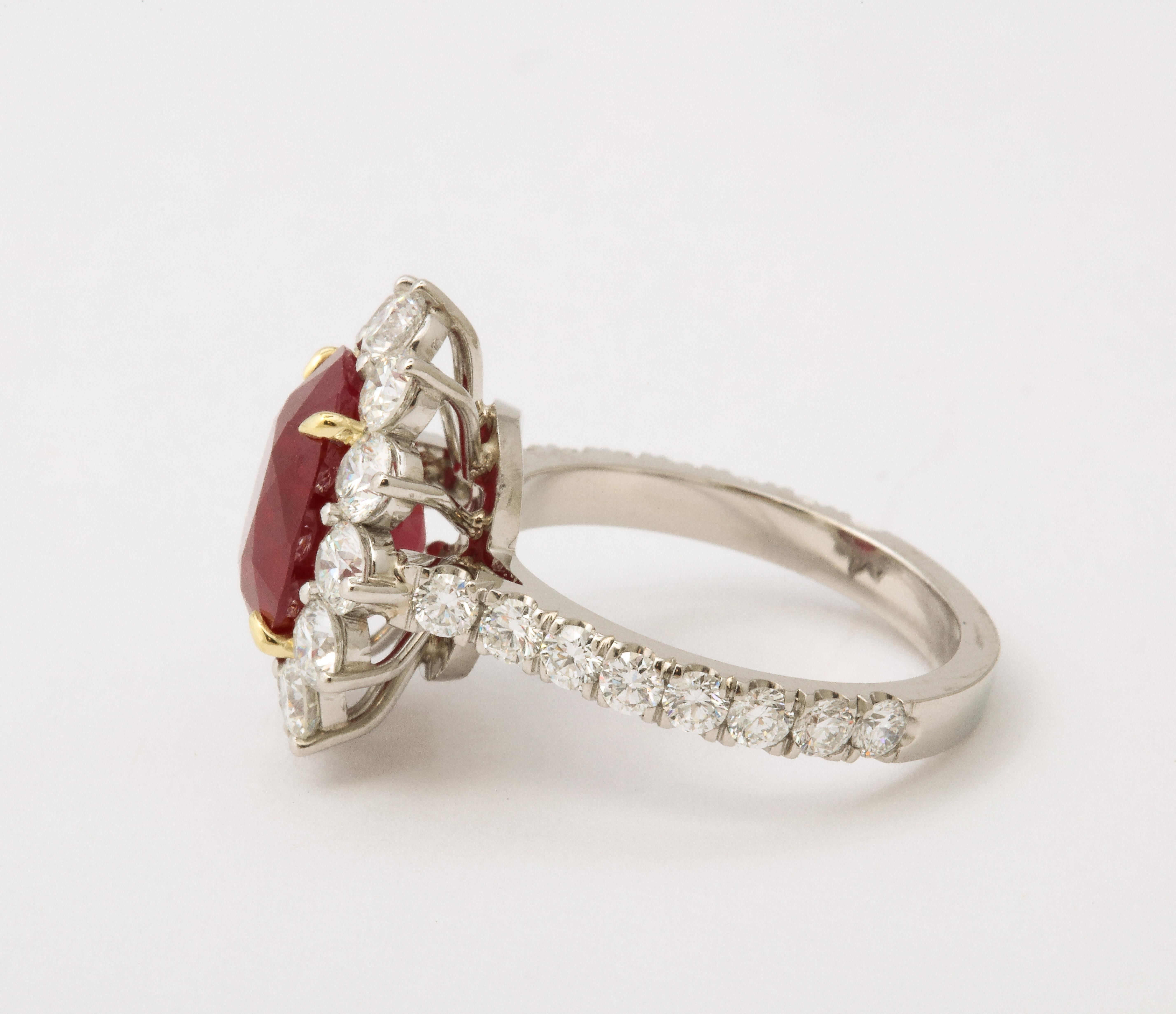 Anello con rubino di Birmania e diamanti da 5 carati in vendita 1