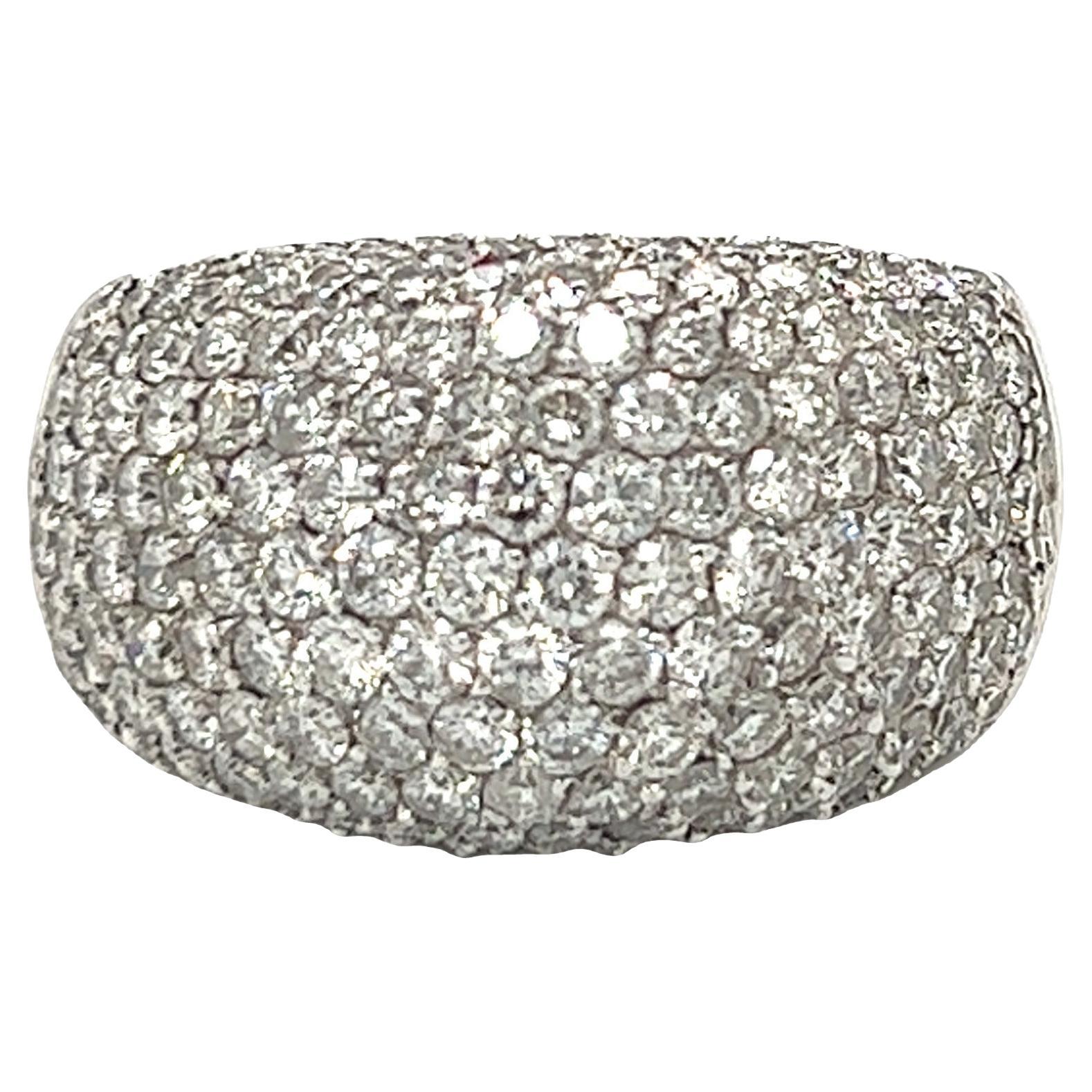 Bague bombée en forme de dôme en or blanc 18 carats avec diamants en grappe de 5 carats