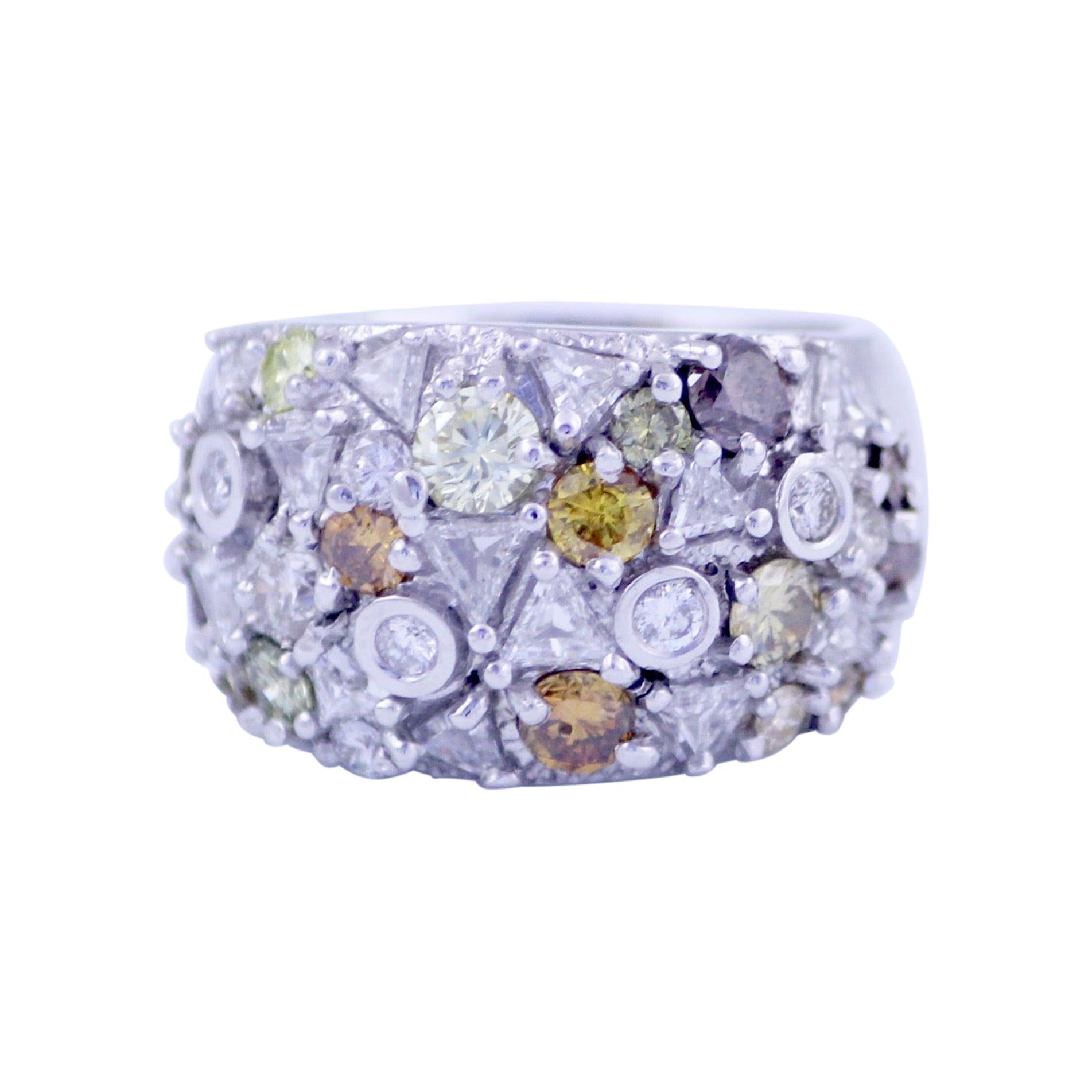 Bague à anneau cigare en or blanc 14 carats avec diamants de couleur fantaisie en forme de dôme et grappe de 5 carats