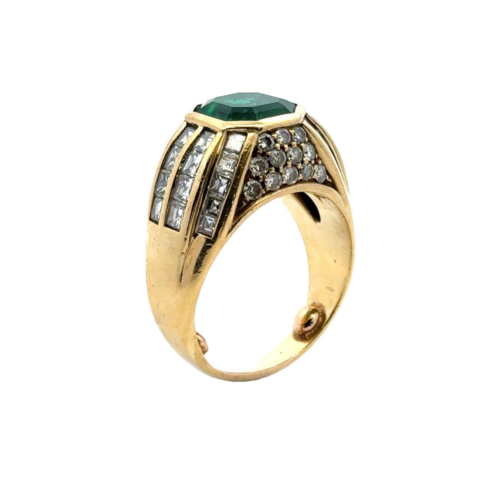 Moderne Bague cocktail en or jaune 18 carats avec diamants et émeraude de Colombie de 5 carats certifiée GIA