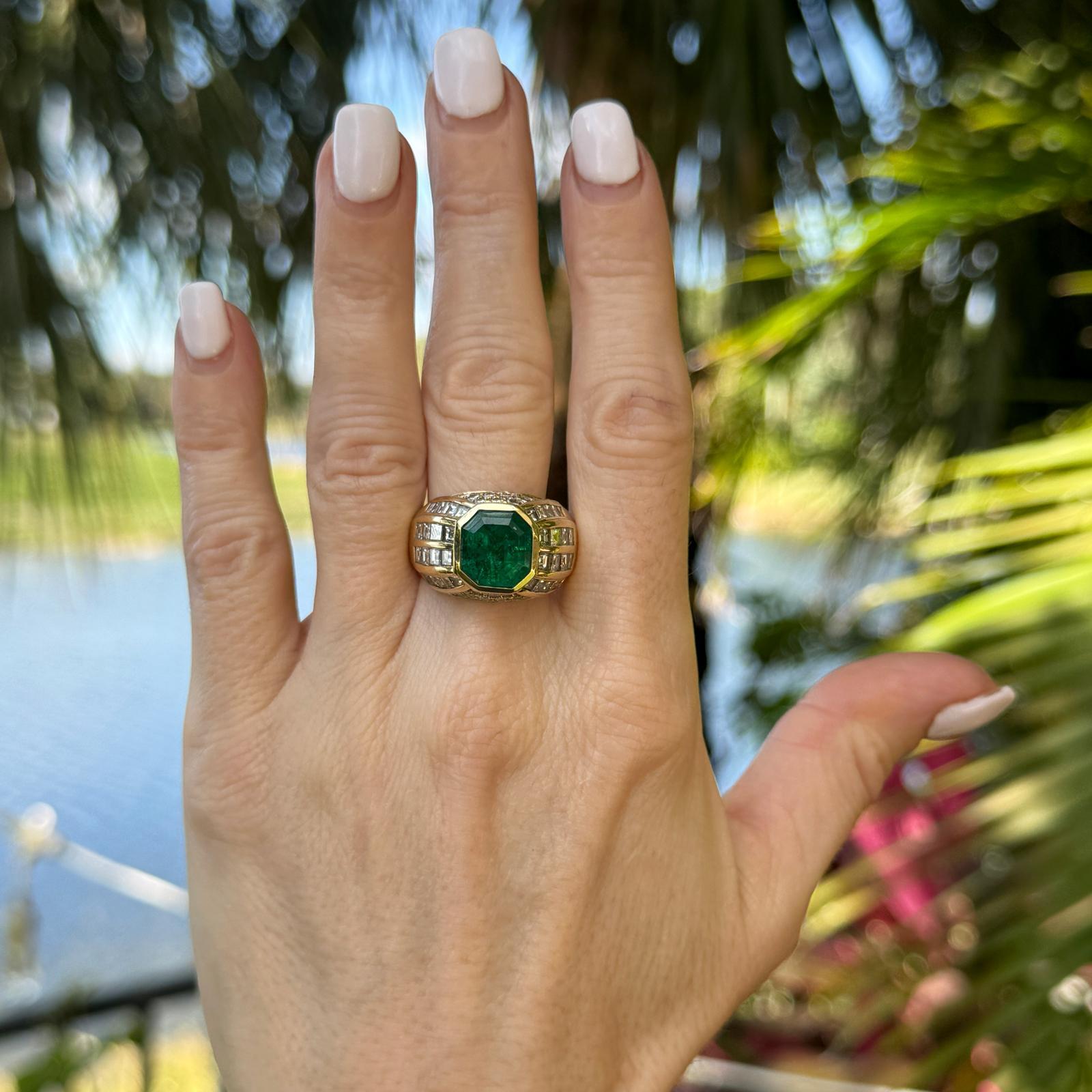 Taille émeraude Bague cocktail en or jaune 18 carats avec diamants et émeraude de Colombie de 5 carats certifiée GIA