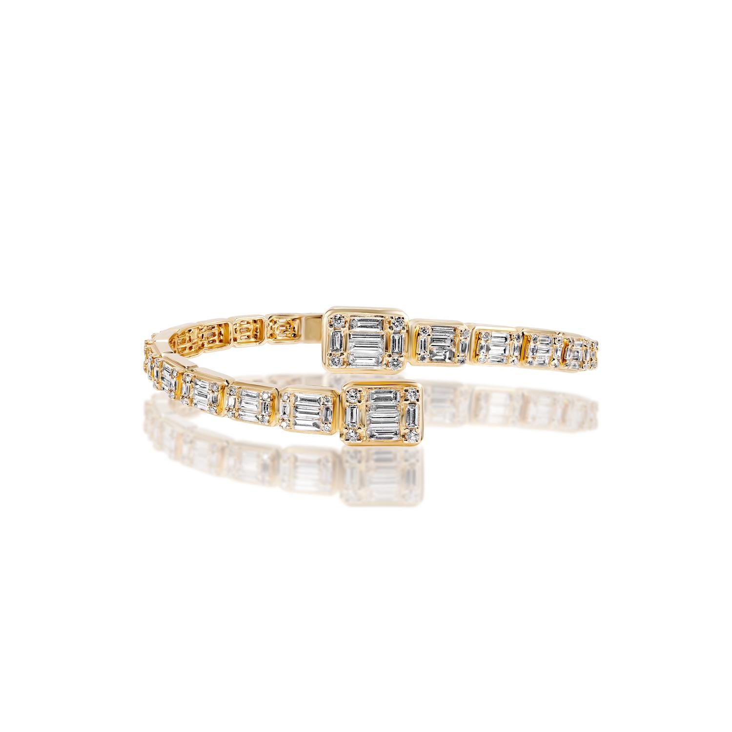 The FRANCIS Men’s 5 Carat Diamond Bangle Bracelet features COMBINE MIX SHAPE DIAMONDS brilliants weighing a total of approximately 5.15 carats, set in 14K Yellow Gold.


Style:
Diamonds
Diamond Size: 5.15 Carats
Diamond Shape: Combine Mix