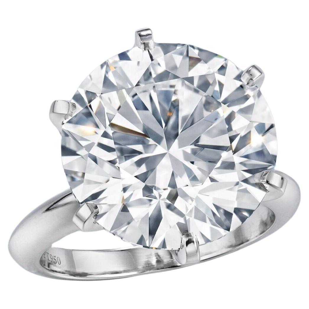 Alcuni diamanti sono ammirati, ma solo alcuni sono venerati come tesori della terra. Questo anello con diamante tondo brillante da 5 carati D VVS Type IIA è uno di questi capolavori di rarità, brillantezza ed eredità, progettato per collezionisti di