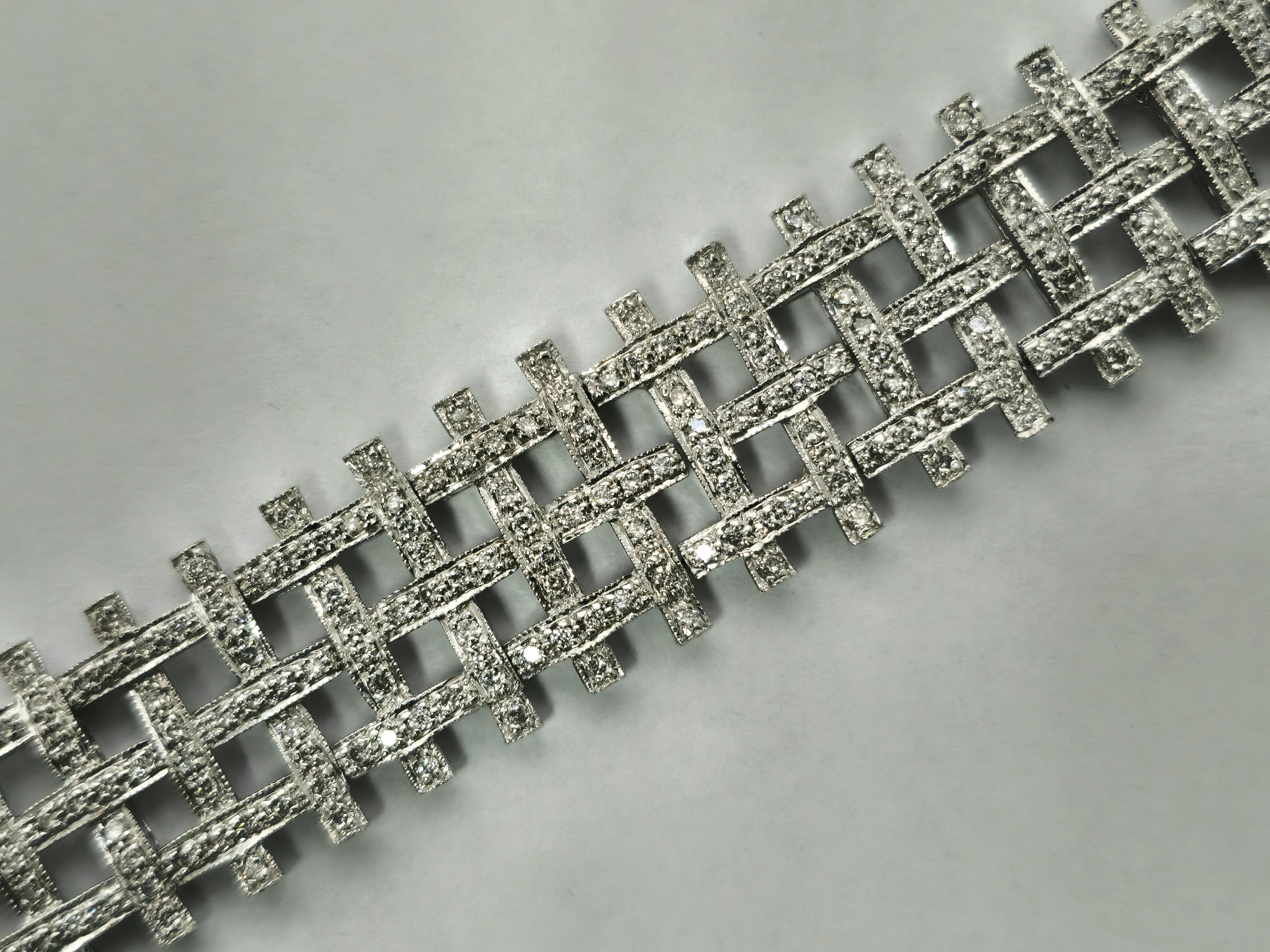 Entdecken Sie unvergleichliche Eleganz mit unserer Diamant-Halskette aus 14k Weißgold. Dieses Collier ist mit Diamanten im Rundschliff in der Reinheit SI-SI2 und der Farbe F-G verziert und besticht durch seine natürliche Brillanz und sein Funkeln.