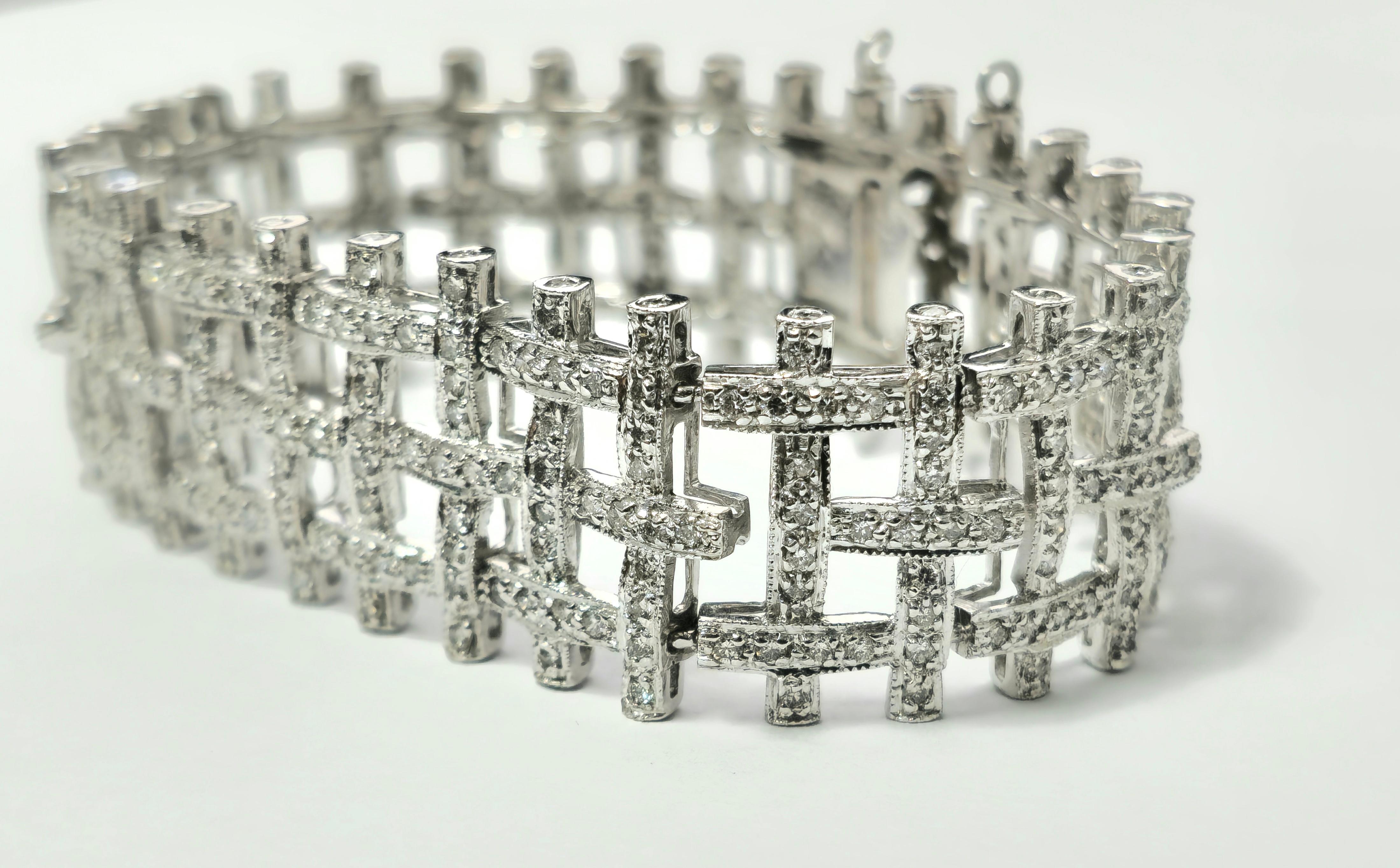Taille ronde Bracelet en or blanc 14 carats serti de diamants de 5 carats (GIA) en vente