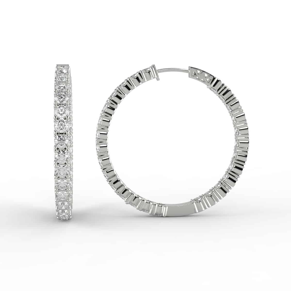 Questi splendidi orecchini a cerchio con diamante da 5 carati sono stati progettati per fare una dichiarazione con brillantezza da ogni angolazione. Con un peso totale di 5,10 carati, i diamanti rotondi sono sapientemente incastonati sia all'interno