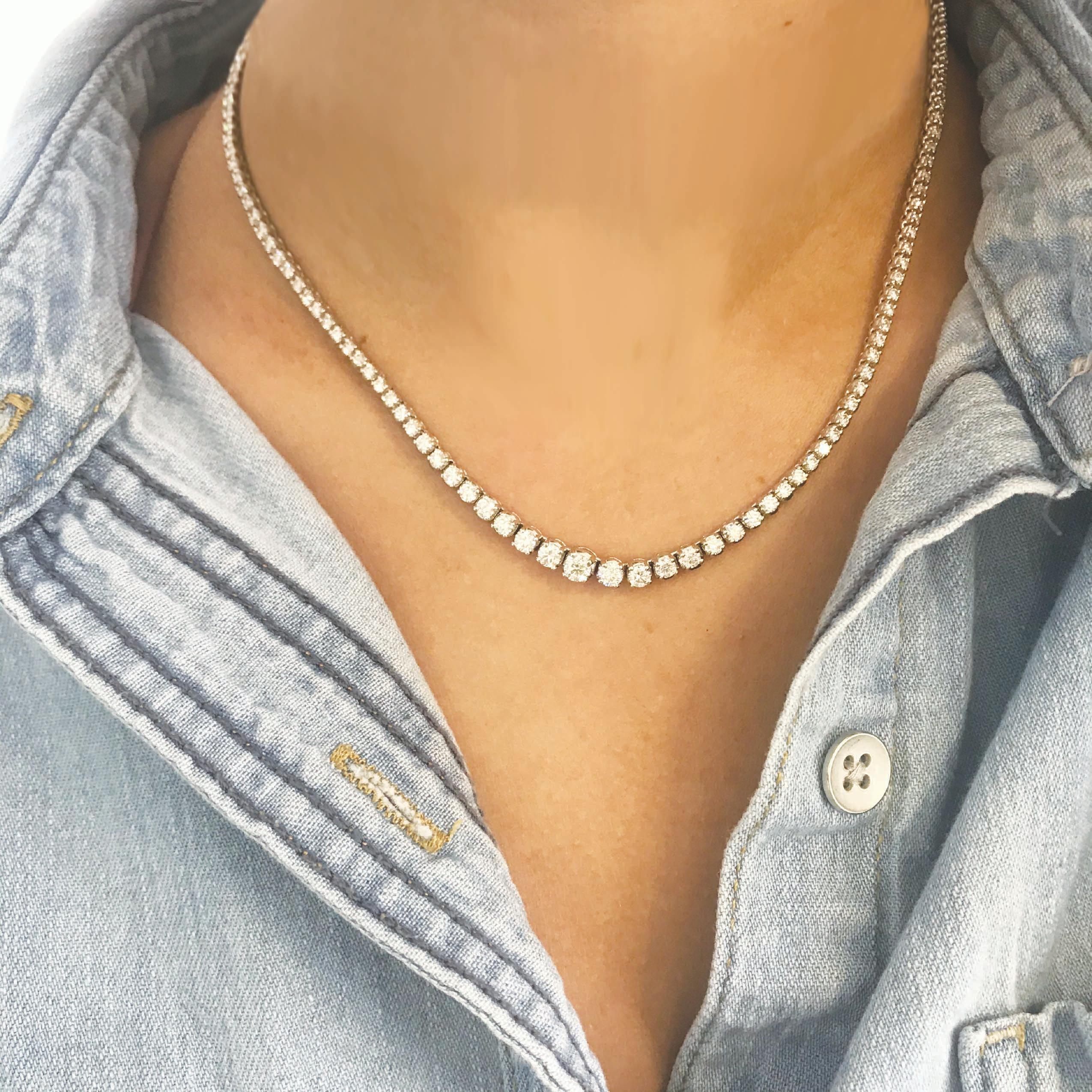 Diamant-Tennis-Halsketten sind ein klassisches Schmuckstück, das in der Sammlung jeder Frau nicht fehlen darf! Sie sind so wunderschön und passen zu allem! Die Diamant-Halskette hat über 100 DIAMONEN! Diese Diamant-Halskette besteht aus natürlichen,