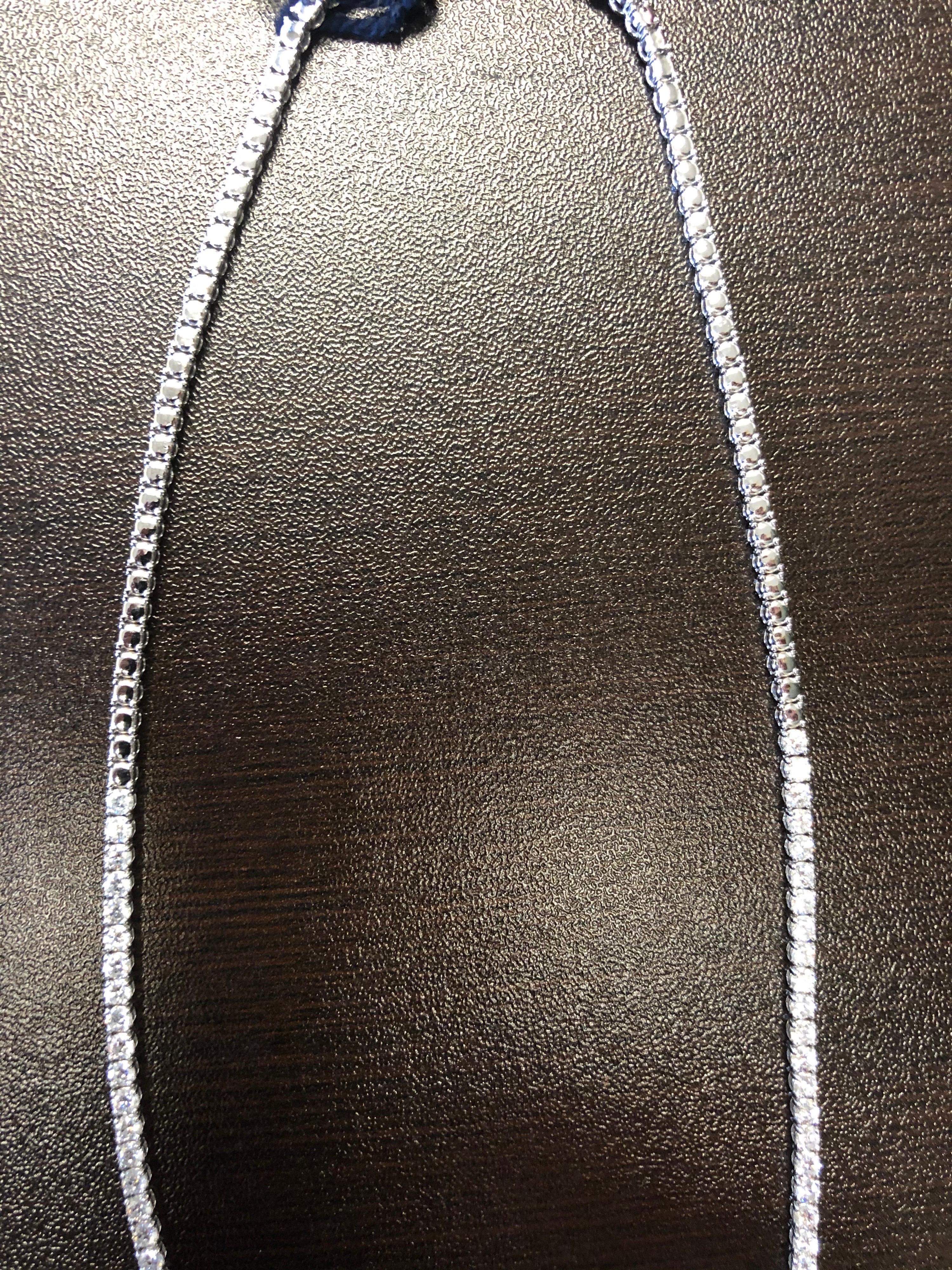 Taille ronde Collier en diamants de 5 carats à mi-chemin en vente