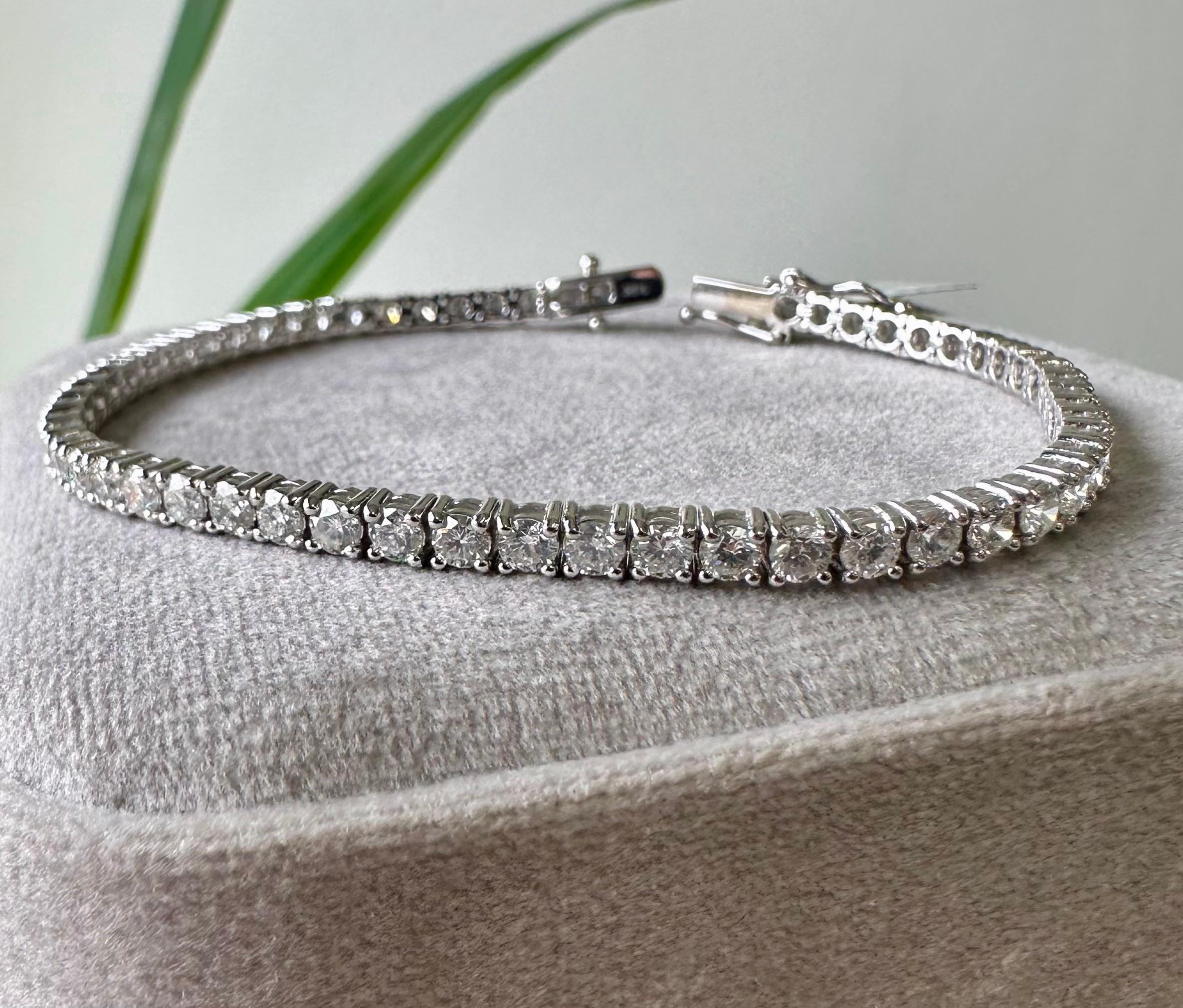 Taille idéale pour une utilisation quotidienne.
Ce bracelet de tennis contient 5 carats de diamants naturels G-H VS.
7