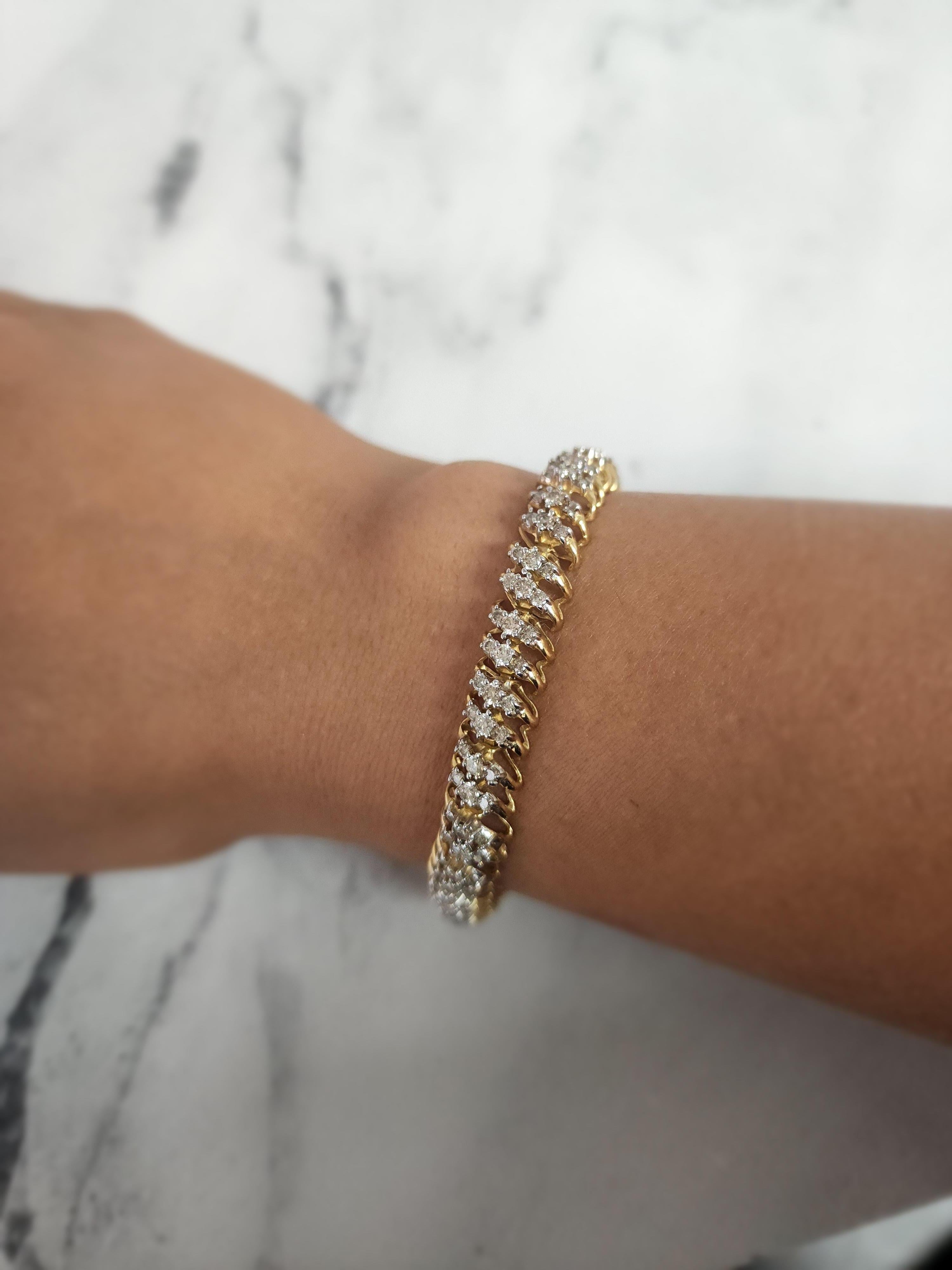♥ Descripción de la pulsera de tenis ♥

Piedra principal: Diamante 
Aprox. Quilate total del diamante: 5.00cttw
Corte del diamante: Redondo
Tipo de metal: Oro amarillo de 14 quilates
Metal Peso: 19 gramos
Longitud: 7 pulgadas
Anchura: 9 mm

Los