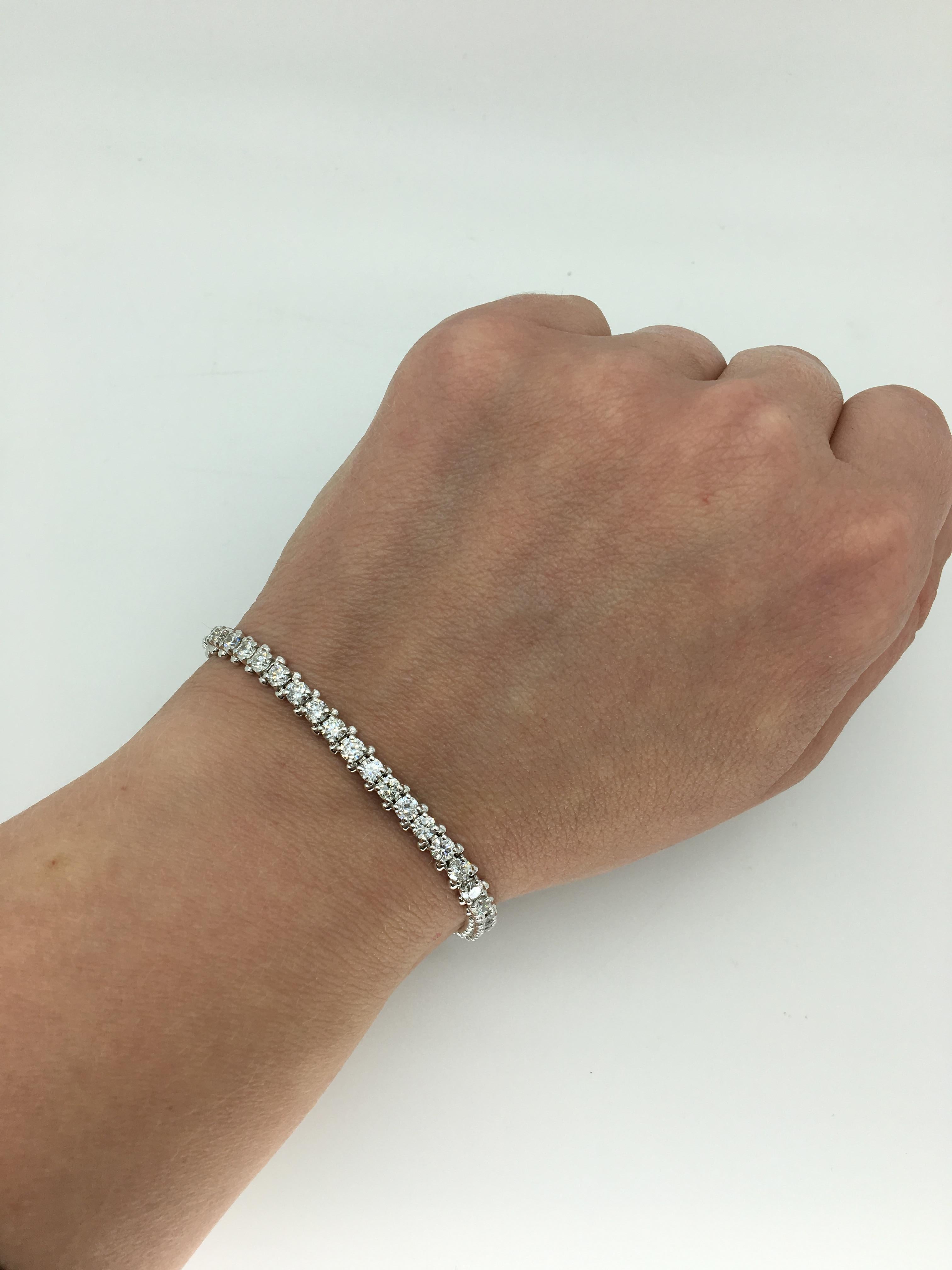 Taille ronde Bracelet tennis avec diamants de 5 carats en vente