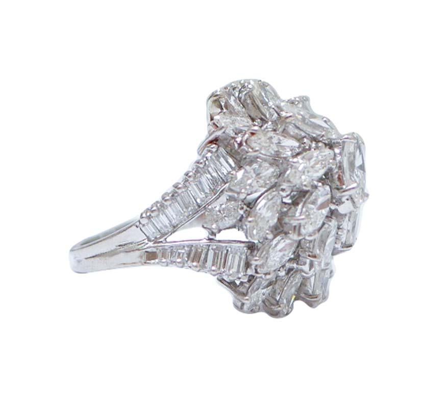 Eleganter Ring mit Platinstruktur, besetzt mit Navette-Diamanten und Teps-Diamanten.
Dieser Ring wurde vollständig von italienischen Goldschmiedemeistern handgefertigt und befindet sich in perfektem Zustand.
Navette-Diamanten 4.00 ct
Teps Diamanten