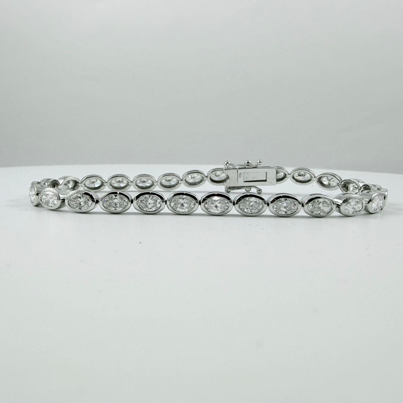 Bracciale da tennis con diamanti ovali incastonati, est-ovest, 5 carati, oro bianco 14K in vendita 4