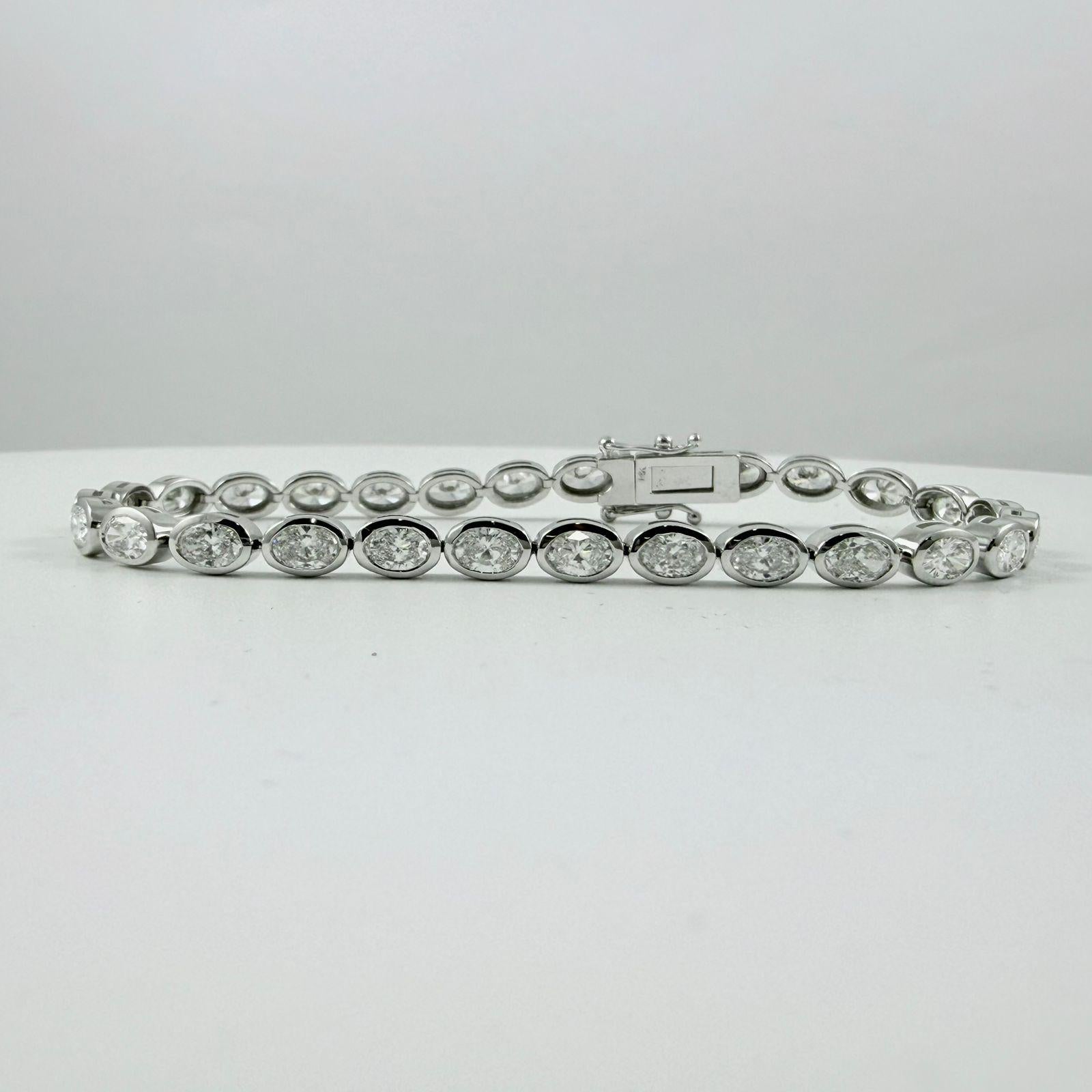 Bracciale da tennis con diamanti ovali incastonati, est-ovest, 5 carati, oro bianco 14K in vendita 1
