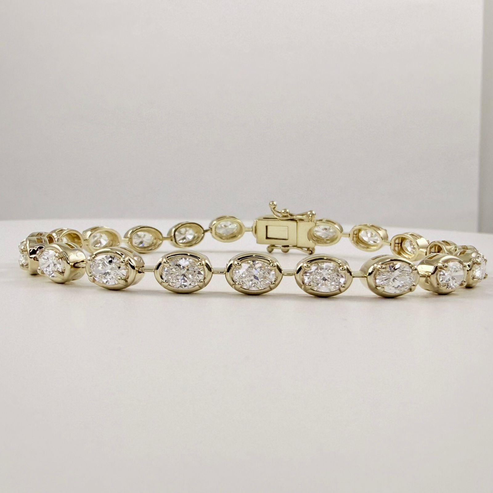 Réinterprétation saisissante du bracelet de tennis classique, ce modèle met en valeur des diamants de taille ovale élégamment sertis dans une orientation est-ouest. Chaque diamant est fixé dans une lunette lisse en or jaune 14 carats, ce qui