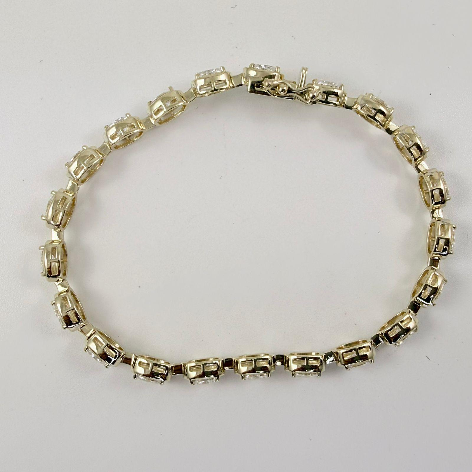 Taille ovale Bracelet de tennis en or jaune 14 carats, serti d'un chaton, diamant ovale est-ouest en vente