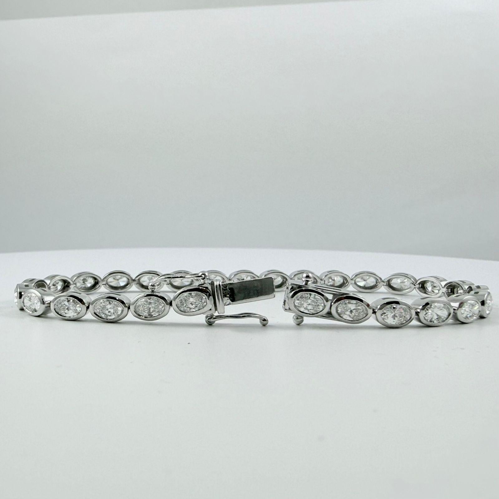 Bracelet de tennis en or jaune 14 carats, serti d'un chaton, diamant ovale est-ouest en vente 2