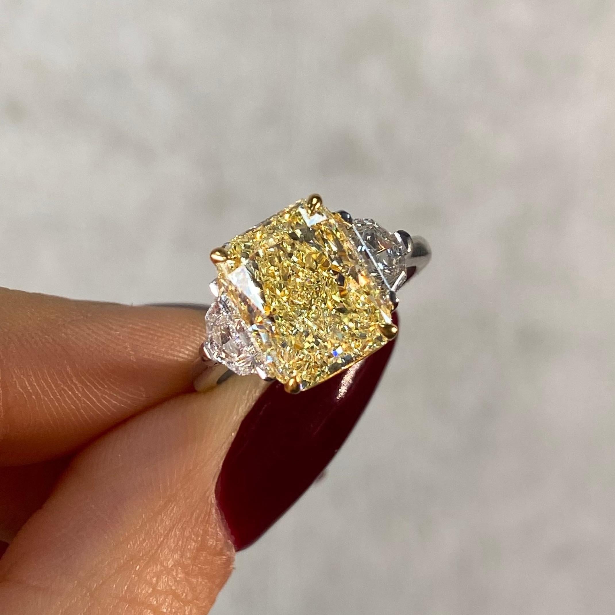 Bague de fiançailles en diamant jaune de 5 carats à taille radiante allongée Pour femmes en vente