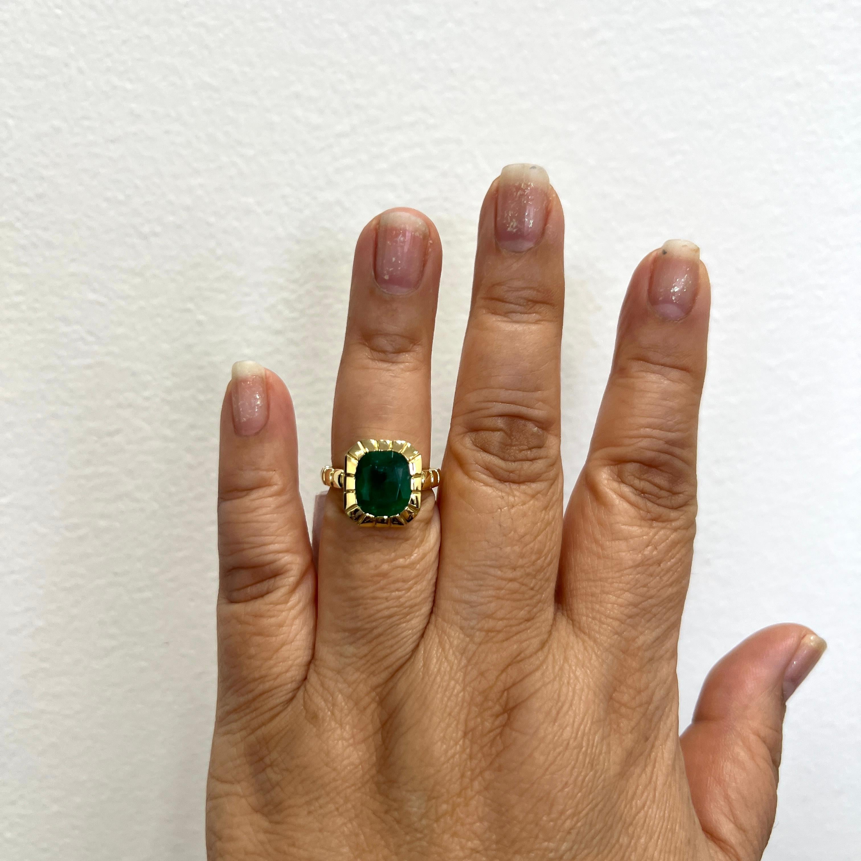 Precioso cojín de esmeralda de 5.09 quilates.  Hecho a mano en oro amarillo de 18 quilates.  Anillo talla 6,5.