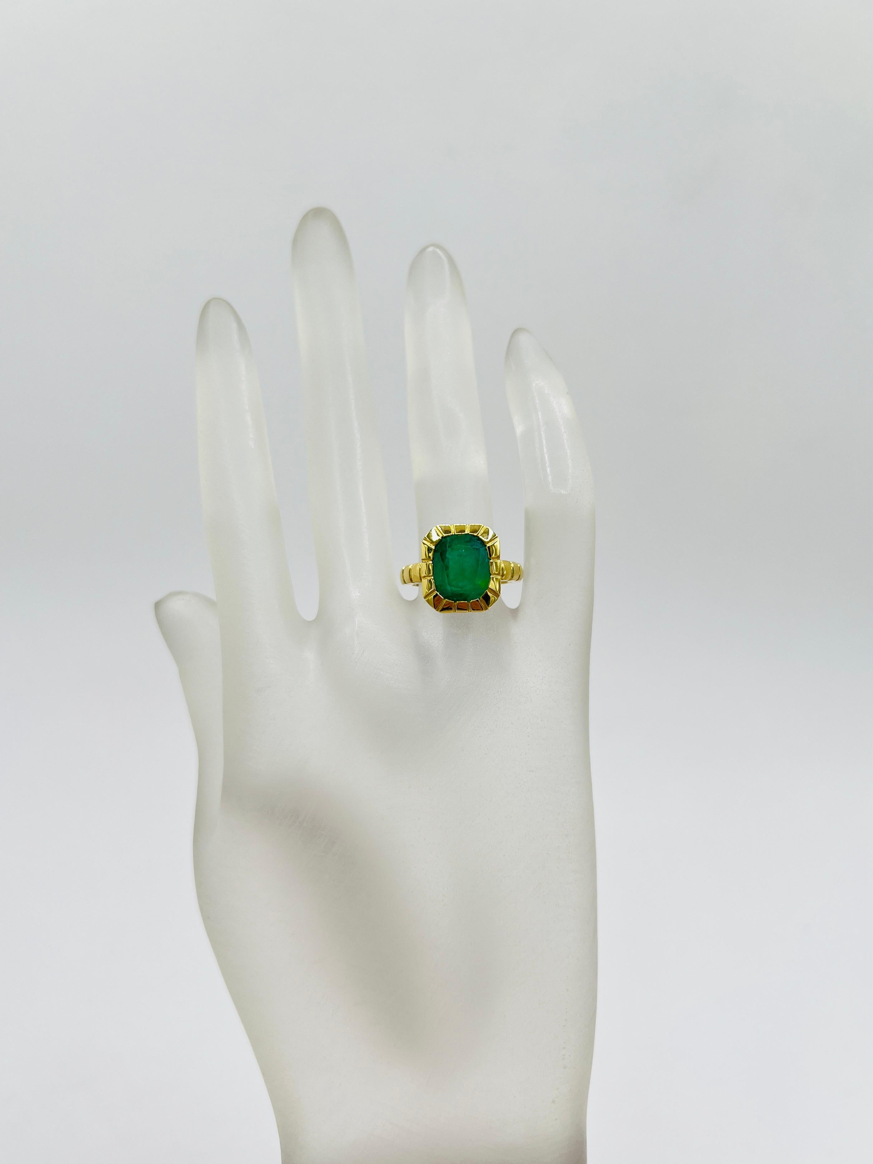 Anillo de oro amarillo de 18 quilates con esmeralda en forma de cojín de 5 quilates Corte cojín en venta