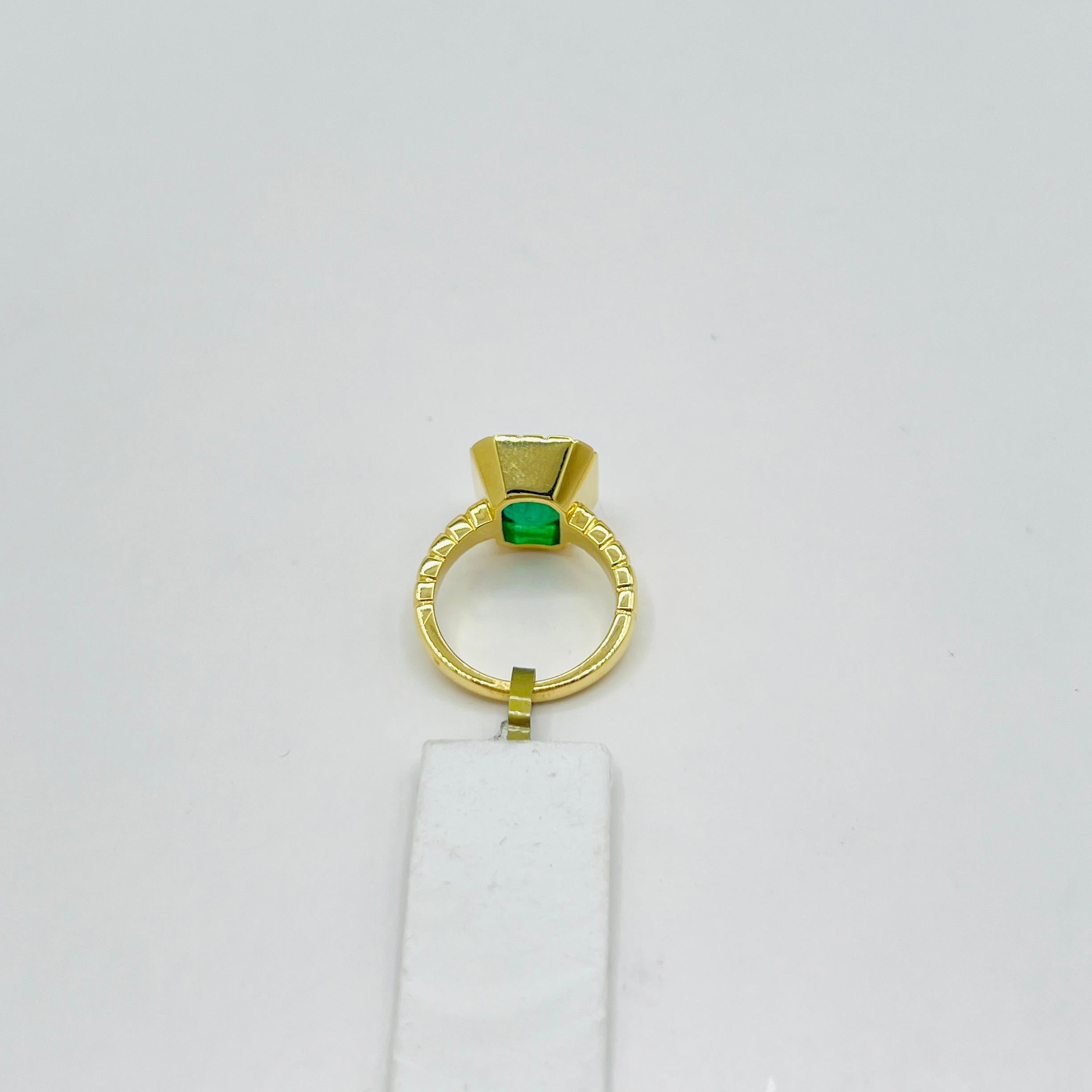 Anillo de oro amarillo de 18 quilates con esmeralda en forma de cojín de 5 quilates en Nuevo estado para la venta en Los Angeles, CA