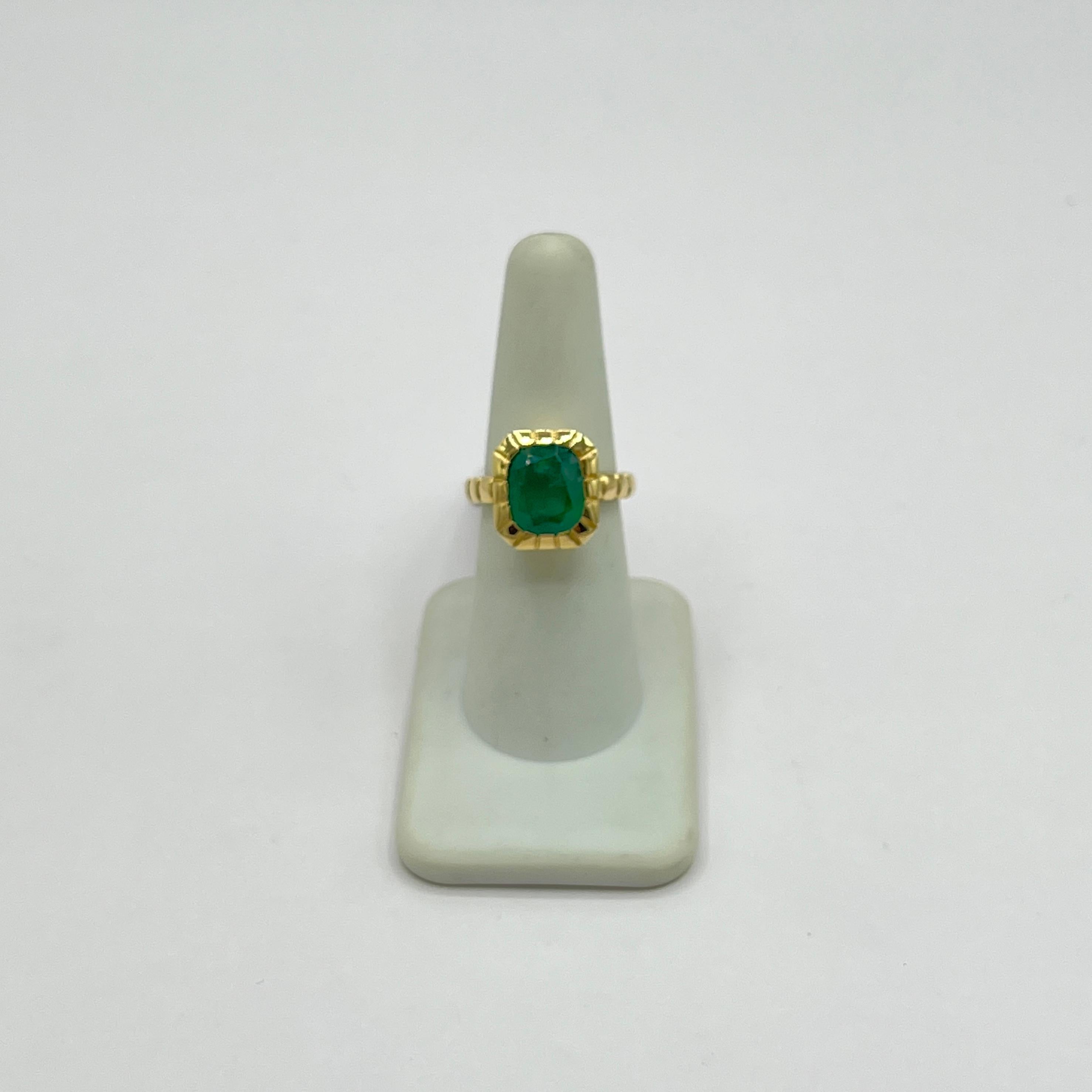 Anillo de oro amarillo de 18 quilates con esmeralda en forma de cojín de 5 quilates en venta 1