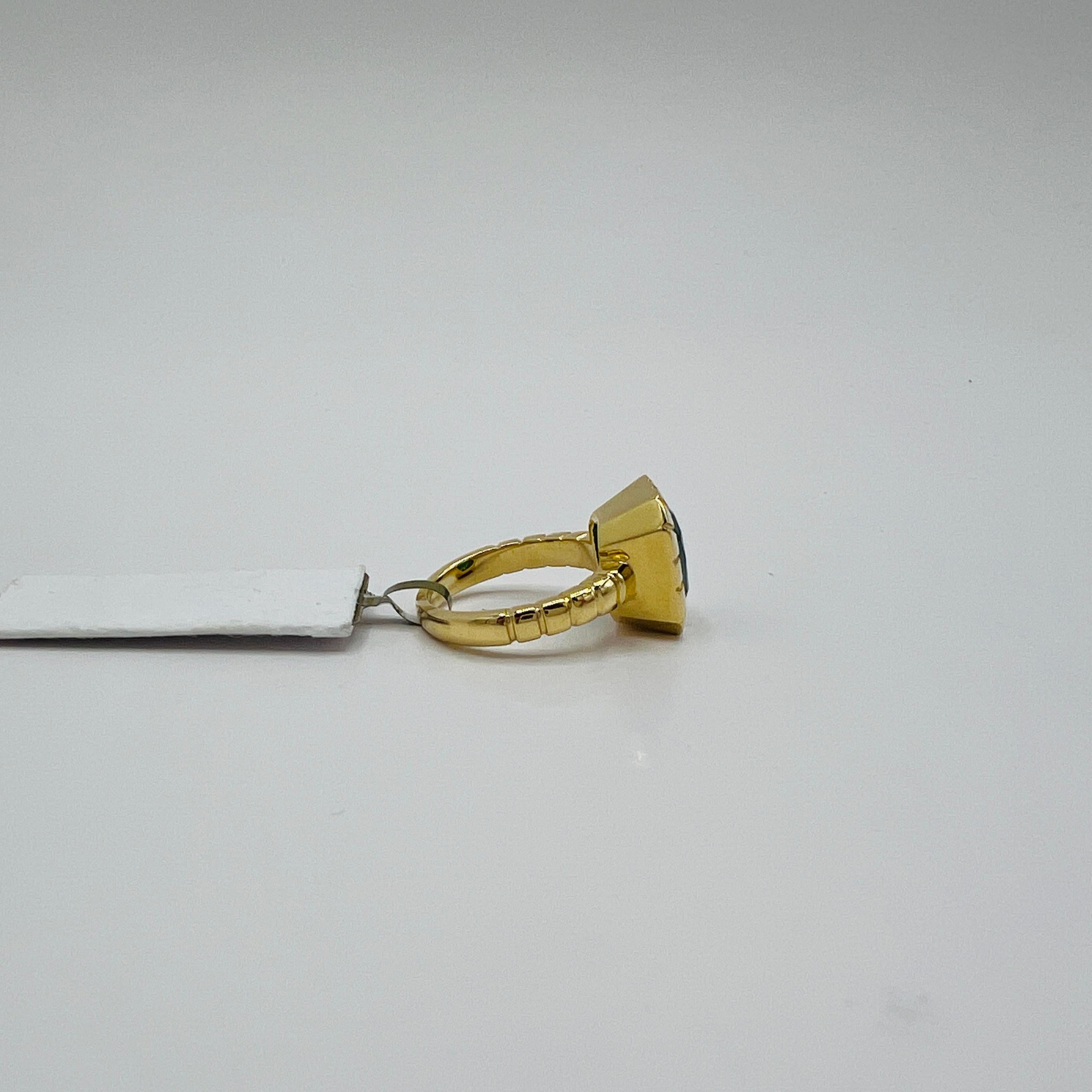 Anillo de oro amarillo de 18 quilates con esmeralda en forma de cojín de 5 quilates en venta 2
