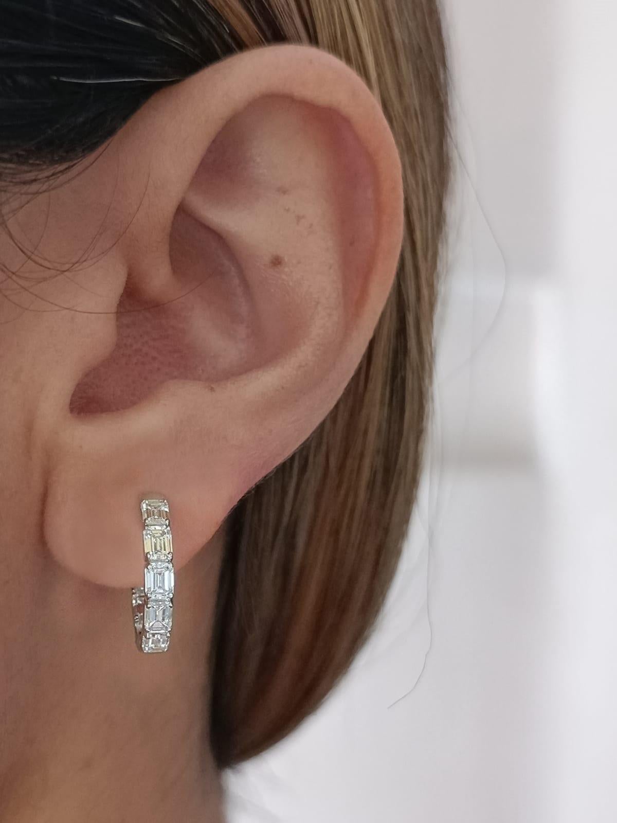 Moderne Boucles d'oreilles en or blanc serties de diamants taille émeraude de 5 carats en vente