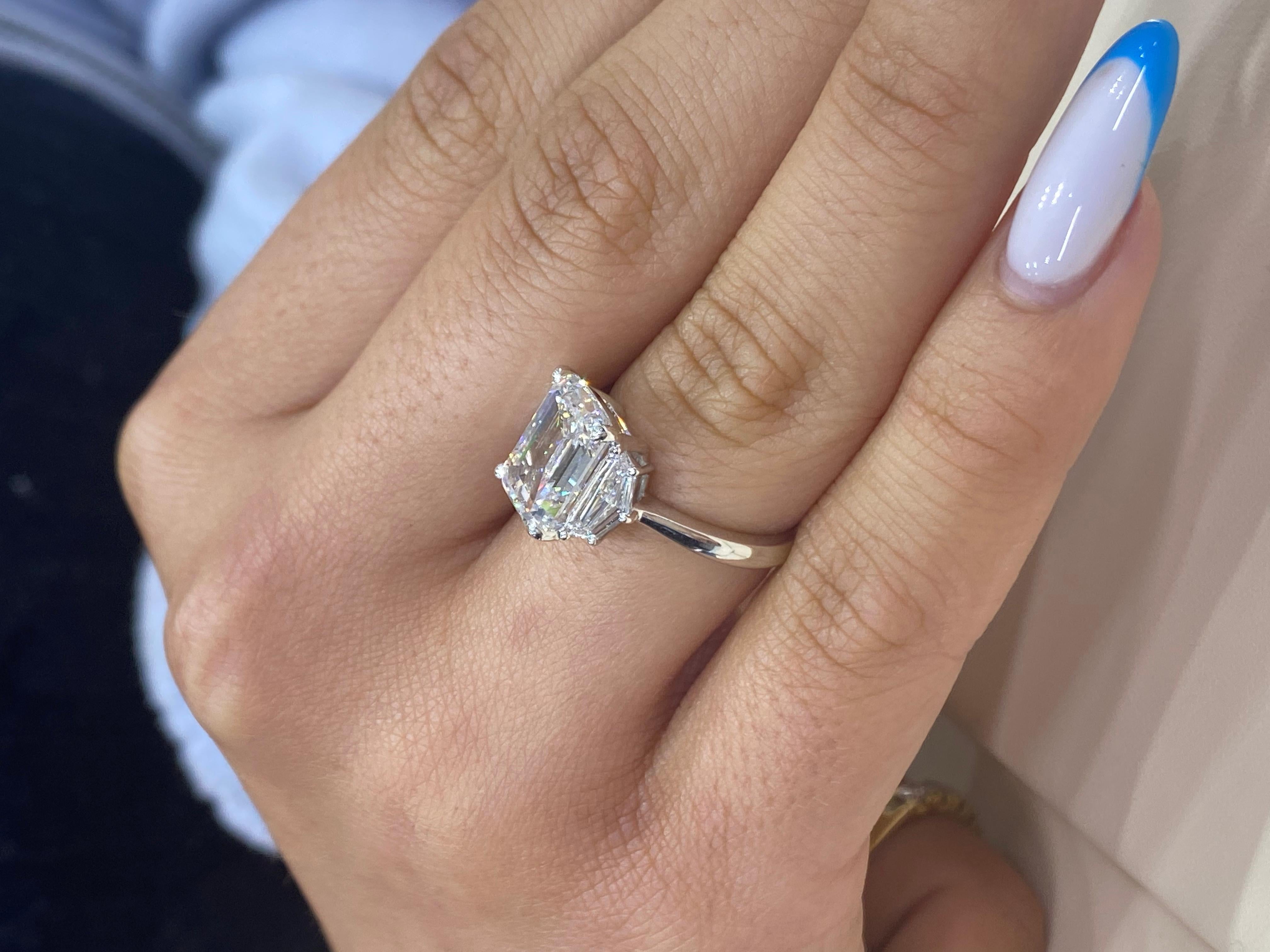 Bague de fiançailles avec diamant taille émeraude de 5 carats certifié GIA F VS1 en vente 5