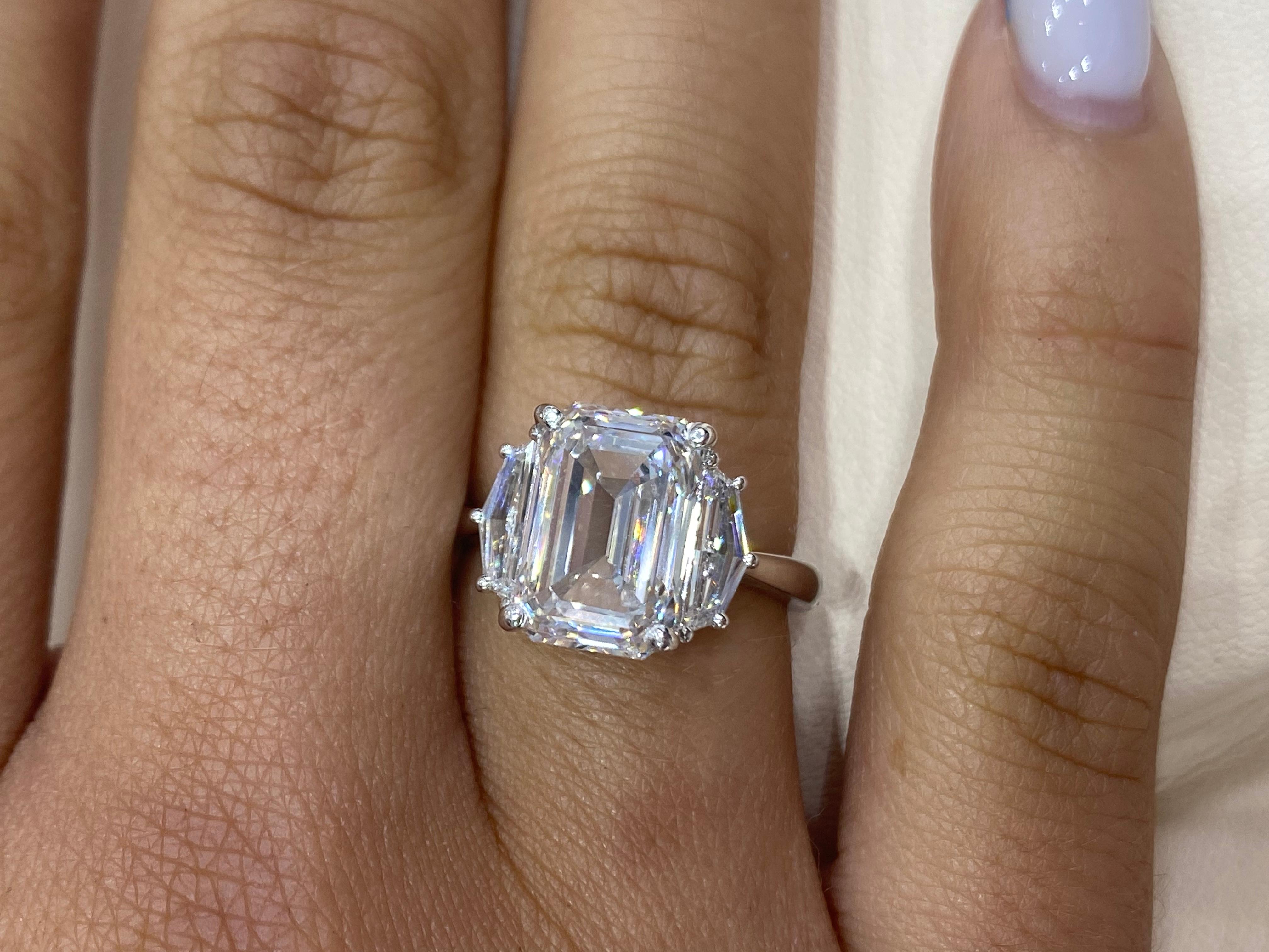 Bague de fiançailles avec diamant taille émeraude de 5 carats certifié GIA F VS1 en vente 3