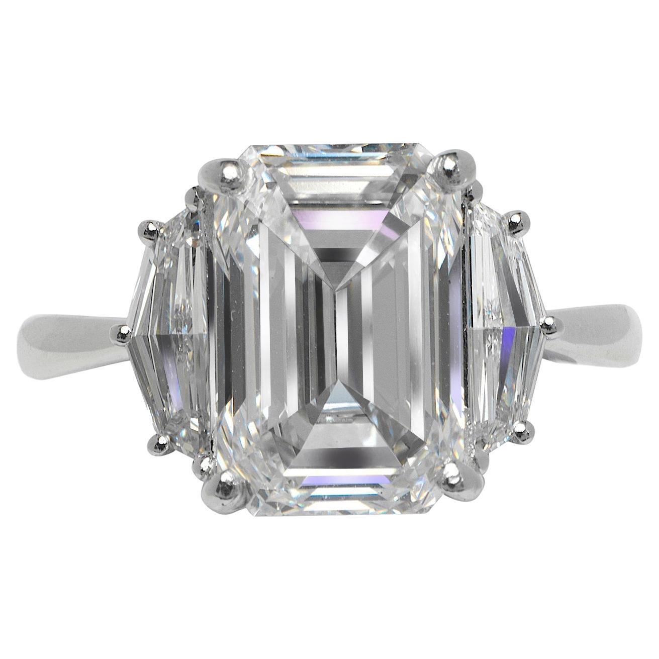 Bague de fiançailles avec diamant taille émeraude de 5 carats certifié GIA F VS1 en vente