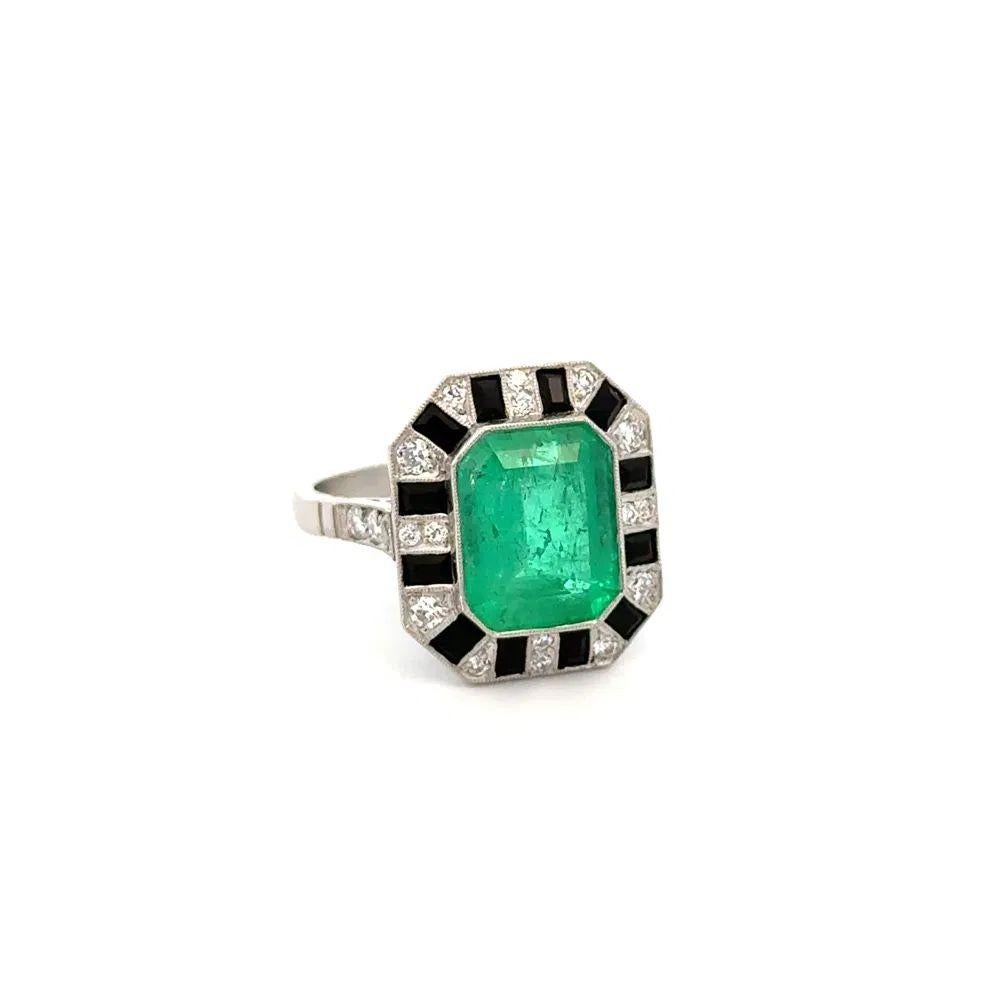 Semplicemente bello! Anello da cocktail vintage in platino con smeraldo, onice e diamanti, finemente dettagliato. Al centro uno smeraldo da 5 carati con taglio a smeraldo incastonato a mano. Circondato da onice e da scintillanti diamanti Old