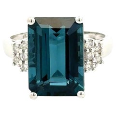 Anillo solitario vintage de oro con diamantes y topacio azul de Londres talla esmeralda de 5 quilates