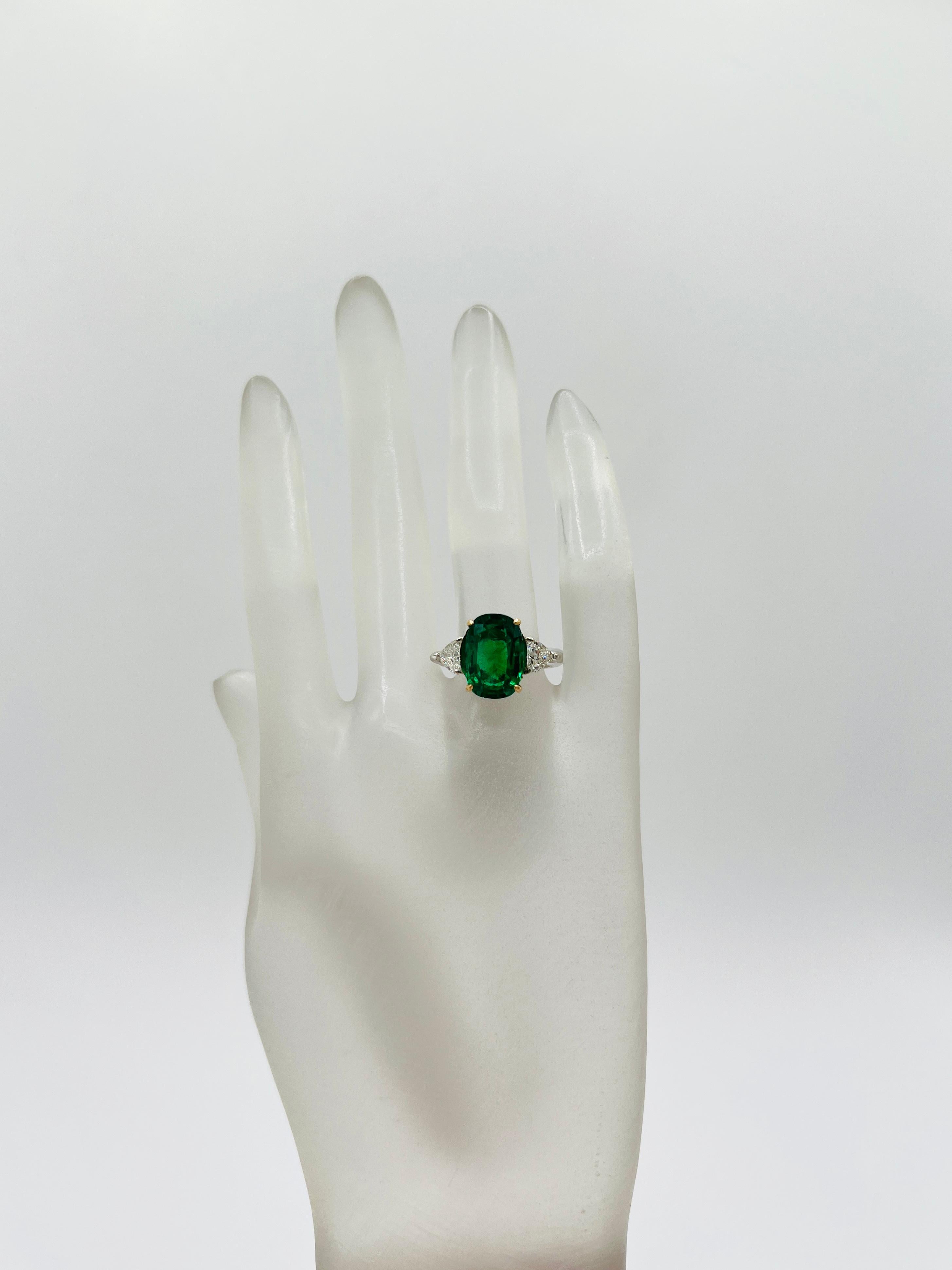 Oval Cut 5 Carat Emerald Oval and Diamond Trillion Ring in 18K 2 Tone Gold For Sale