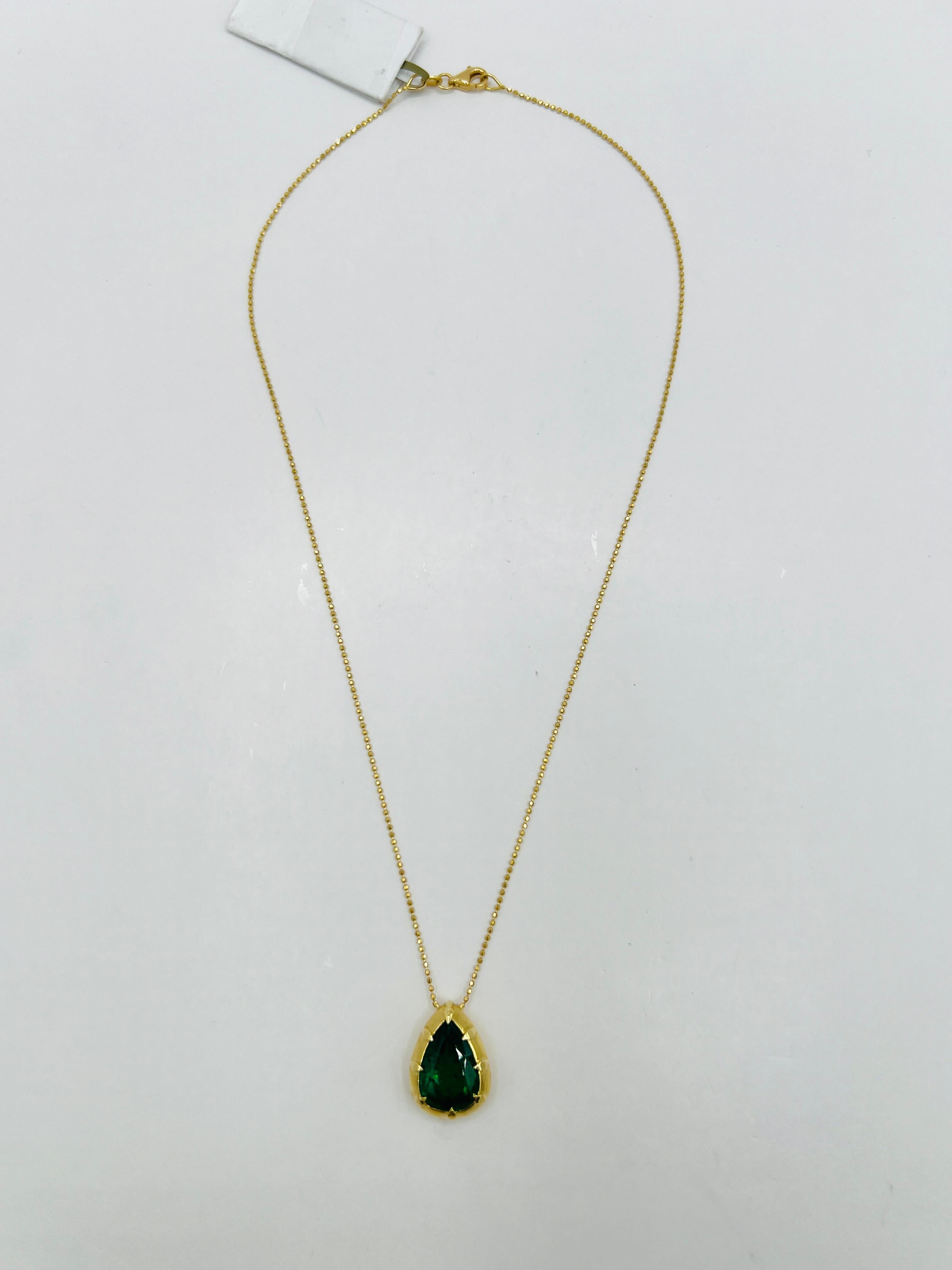 5 Carat Emerald Pear Shape Pendant Necklace in 18K Yellow Gold Unisexe en vente