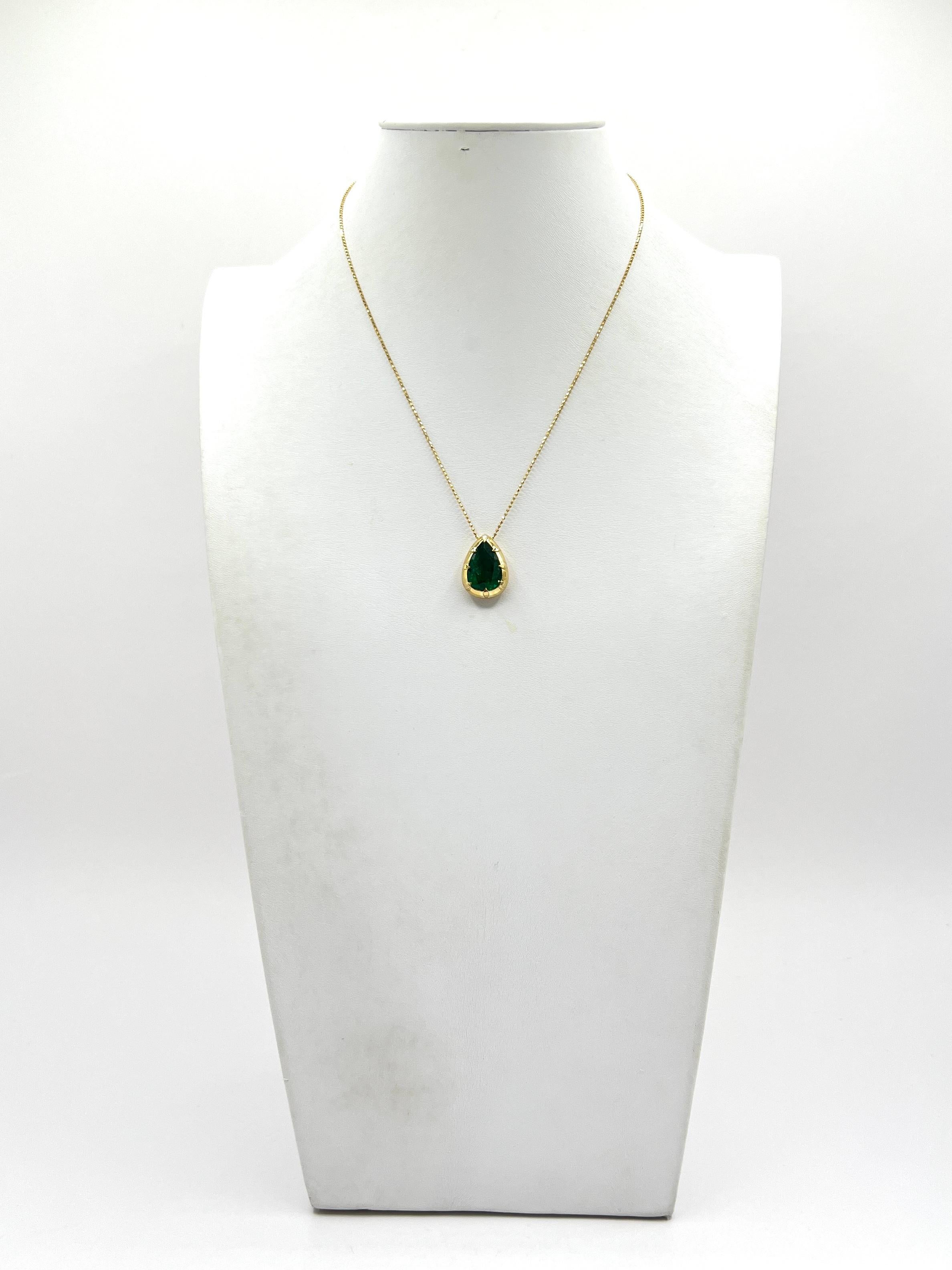 5 Carat Emerald Pear Shape Pendant Necklace in 18K Yellow Gold en vente 1