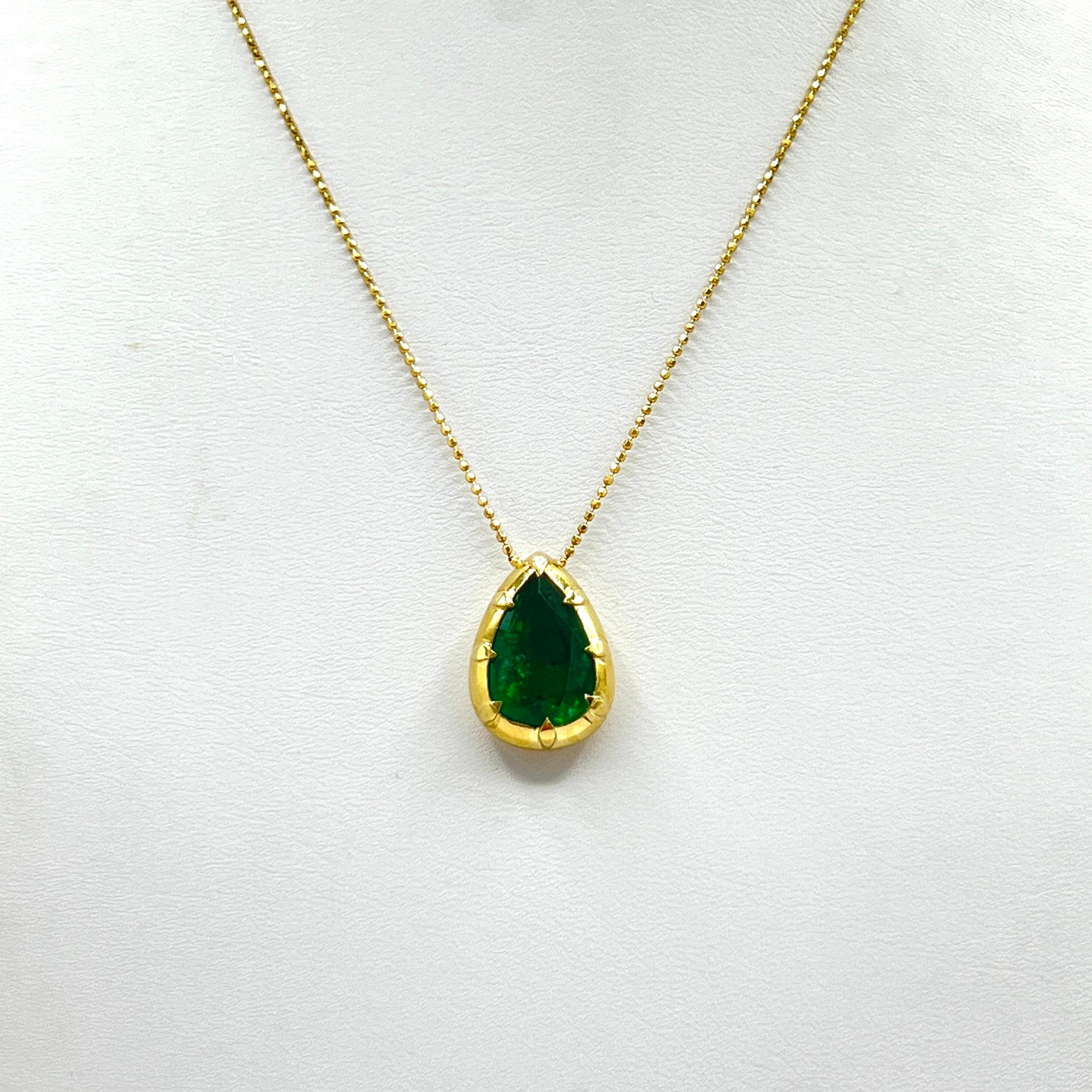 5 Carat Emerald Pear Shape Pendant Necklace in 18K Yellow Gold en vente