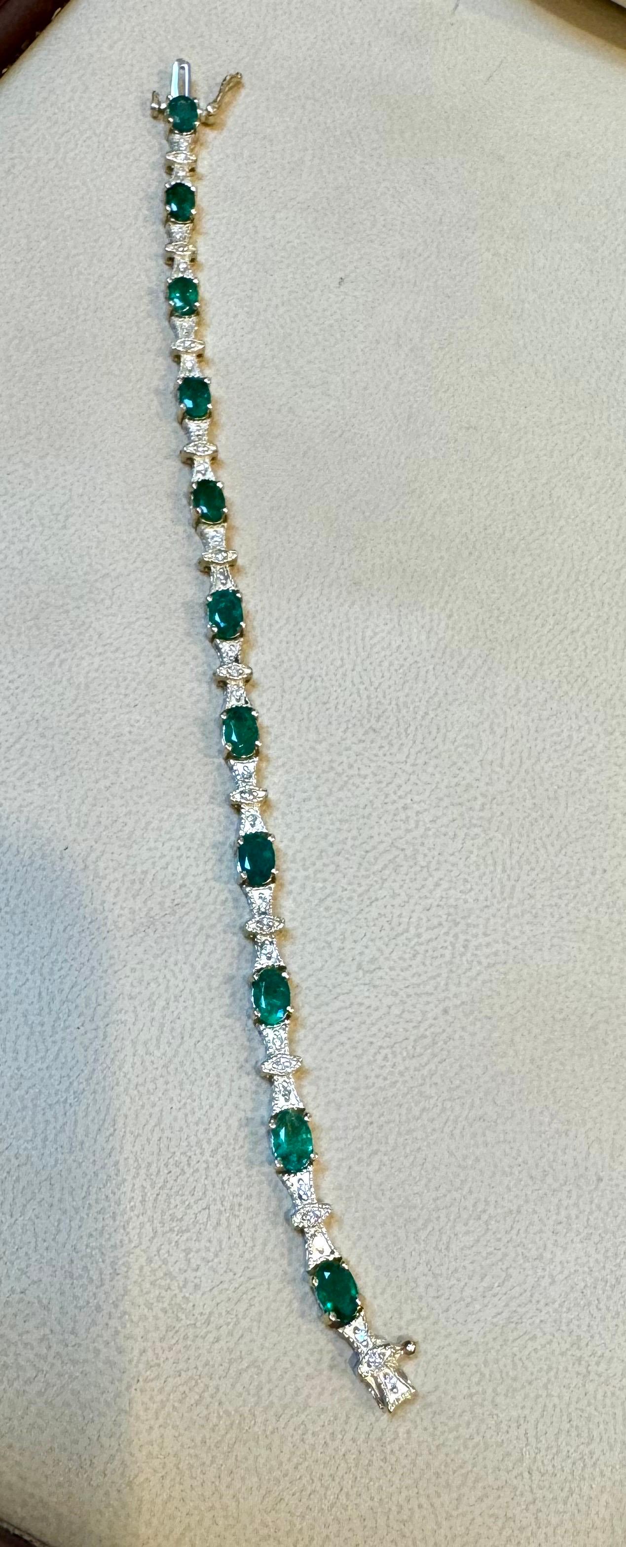 5 Carat Emerald Tennis Bracelet 14 Karat Yellow Gold, 6.5 Inch In Excellent Condition For Sale In New York, NY