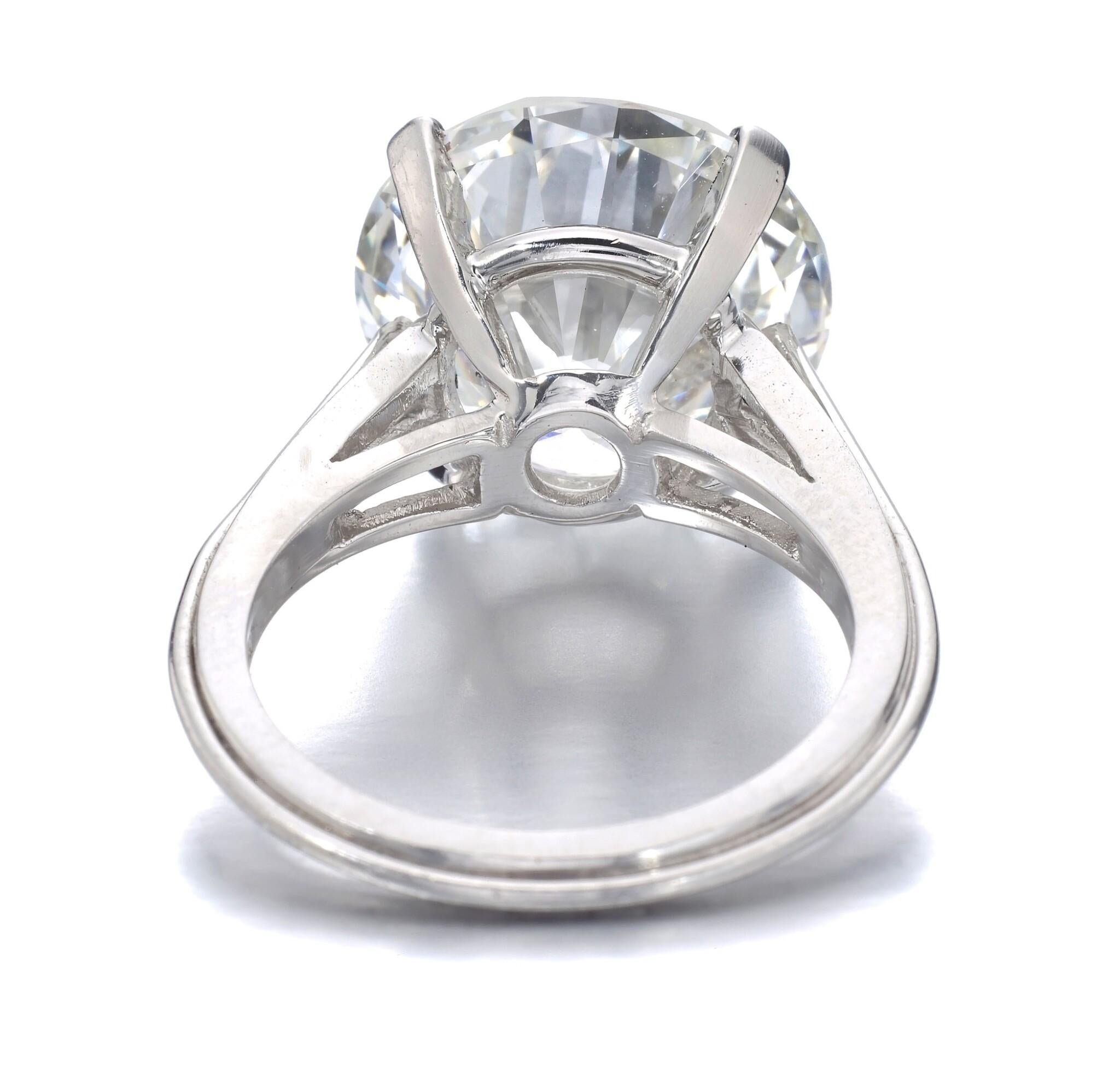 5-Carat F VS Round Brilliant Diamond Ring  A Timeless Statement GIA For Sale 1