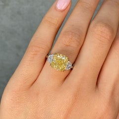 Anello di fidanzamento con diamante a cuscino giallo chiaro da 5 carati
