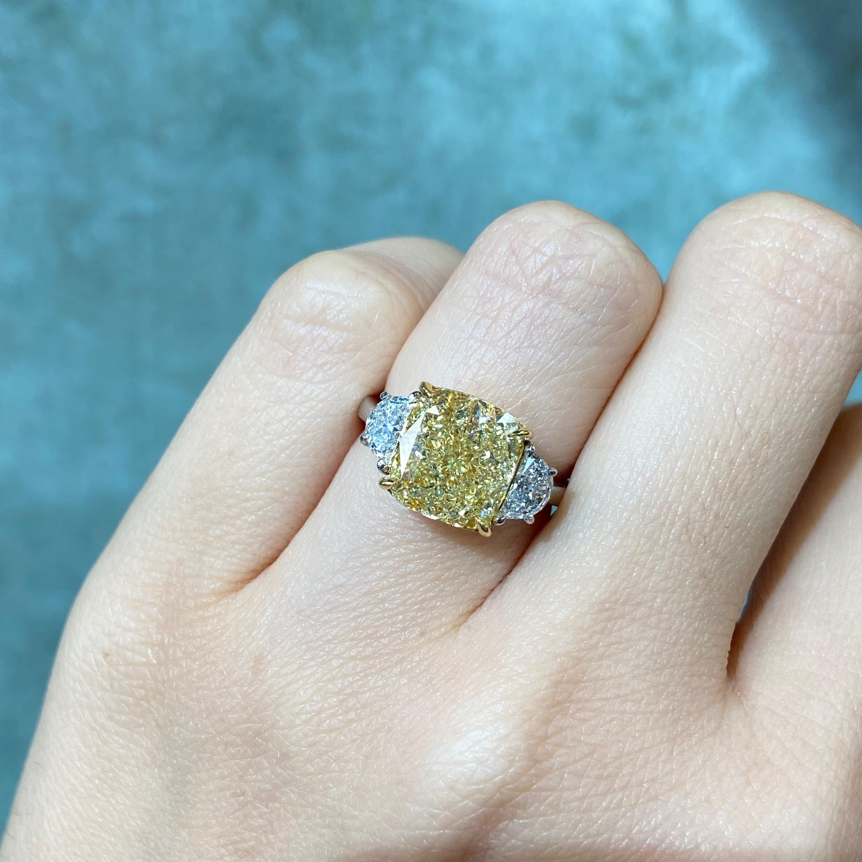 Moderno Anello di fidanzamento con diamante a cuscino giallo chiaro da 5 carati in vendita