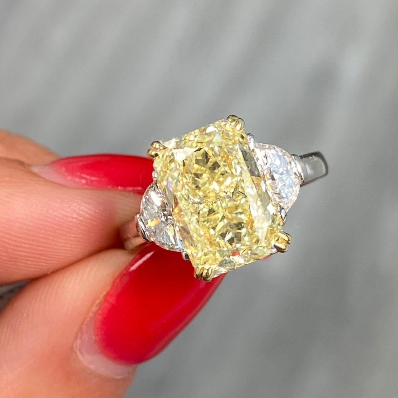 5.02 Carat 
Jaune clair fantaisie
Coupe radiante allongée 
VVS2 Clarté
Excellent + Excellente coupe 
Faible fluorescence 
0,62 carats de demi-lunes blanches (D)
Diamant certifié GIA
Serti en platine et or 18 carats 
Fait à la main à New York 

Cette